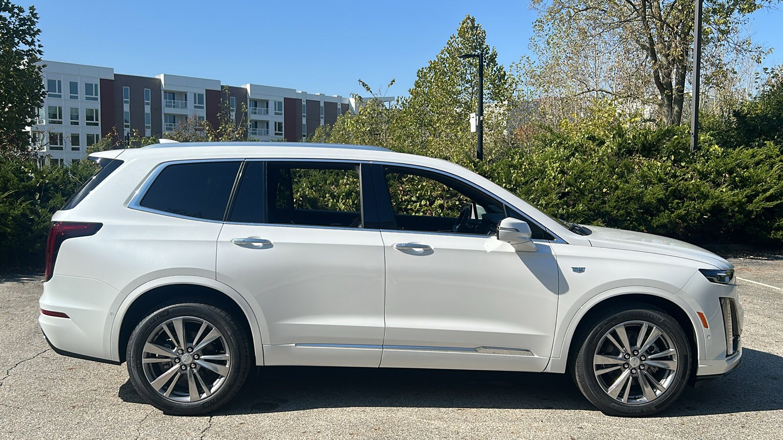 2025 Cadillac XT6 Premium Luxury photo 3