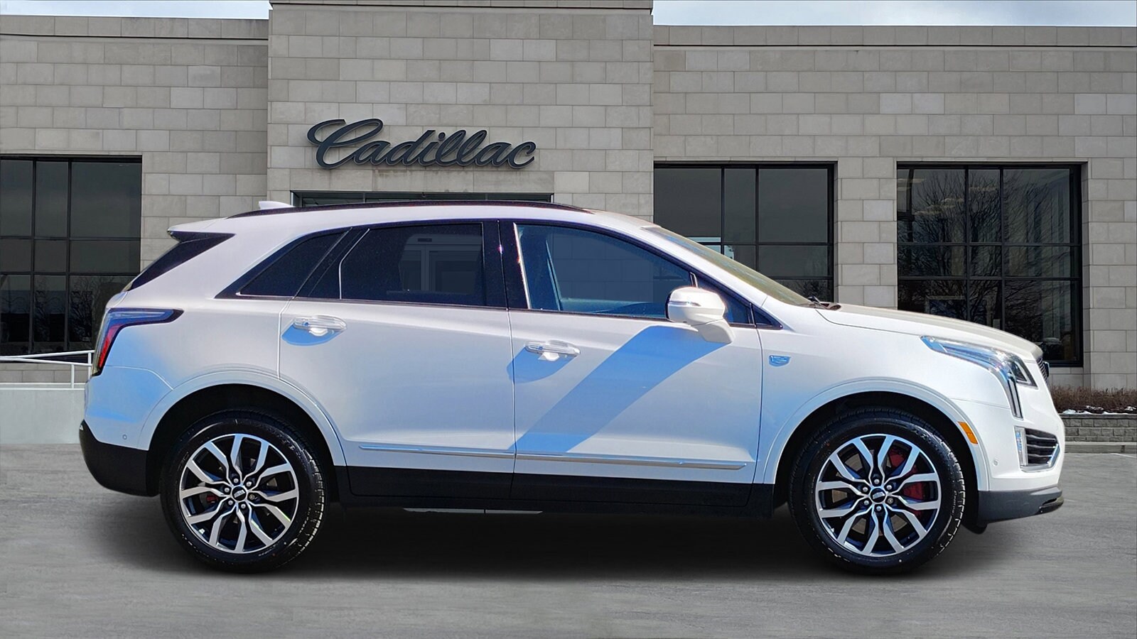 2022 Cadillac XT5 Sport photo 2