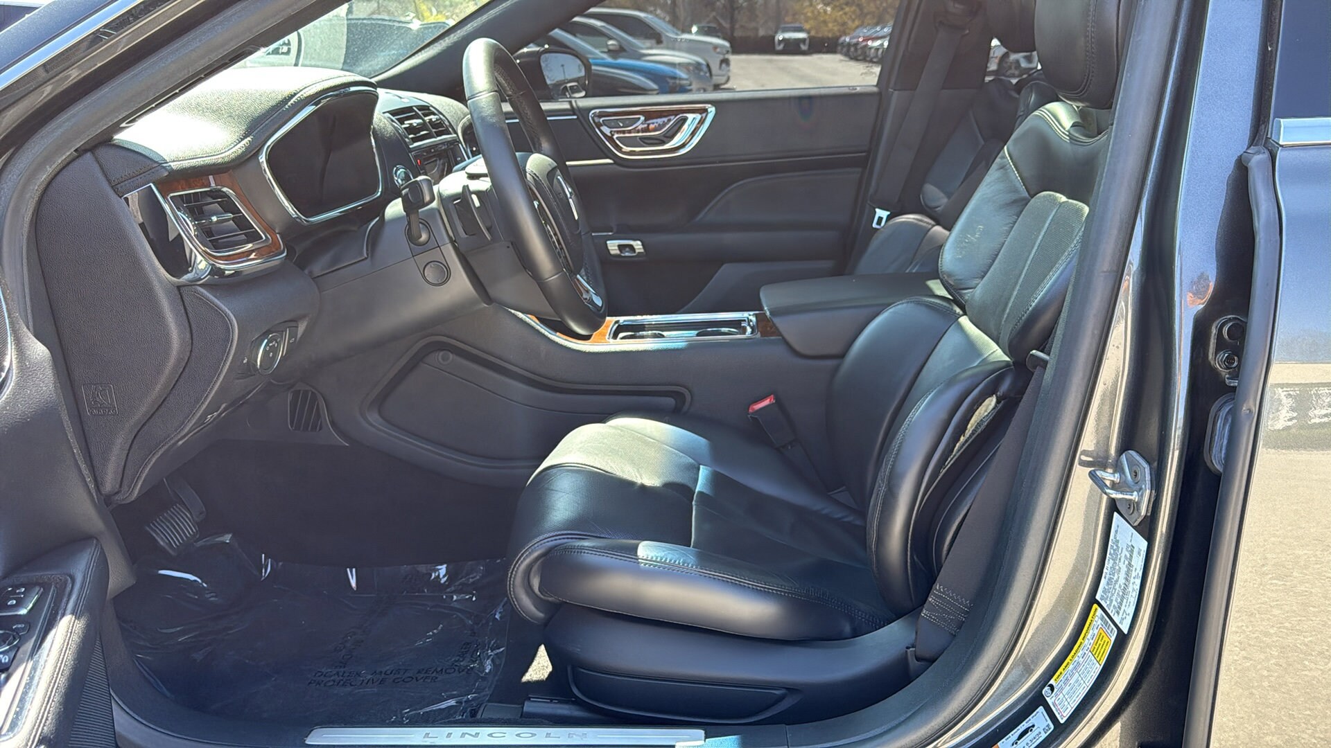 2017 Lincoln Continental Select photo 3