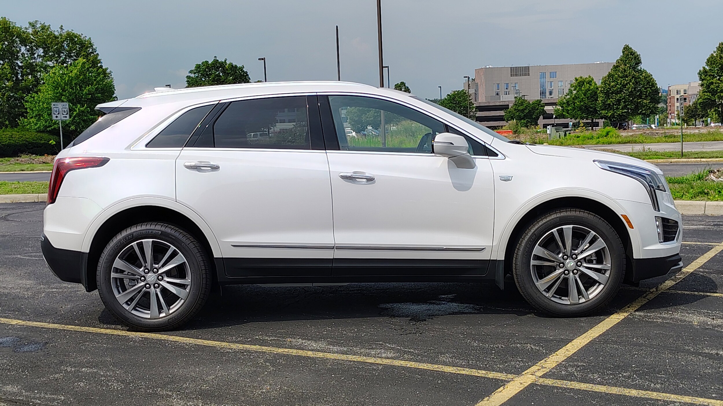 2025 Cadillac XT5 Premium Luxury photo 2