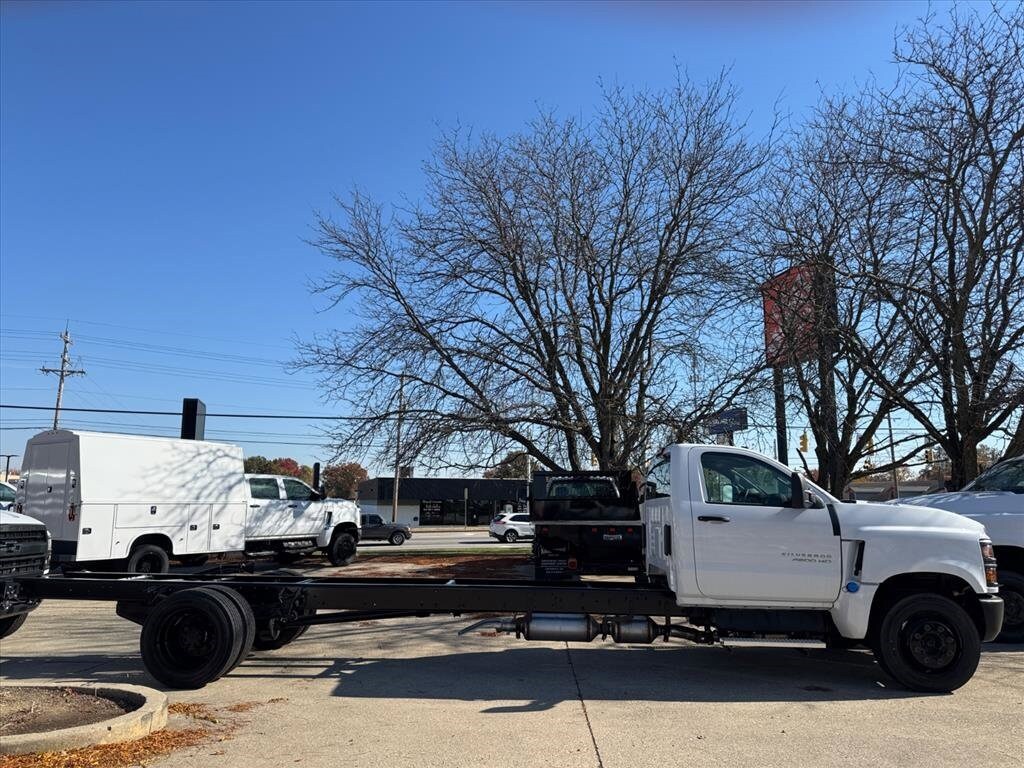2024 Chevrolet Silverado 4500HD Work Truck photo 2