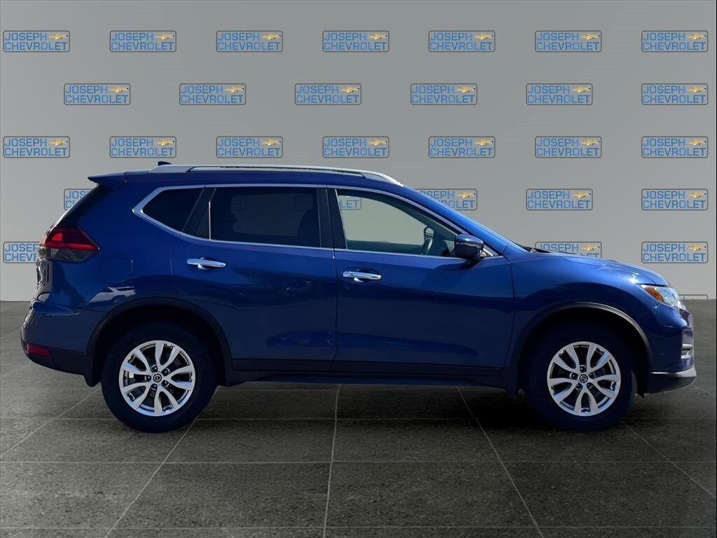 2018 Nissan Rogue SV photo 4