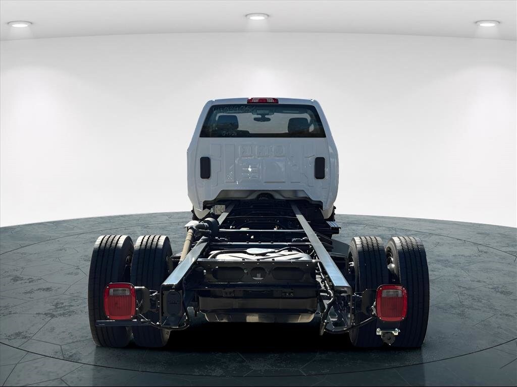 2024 Chevrolet Silverado 4500HD Work Truck photo 3