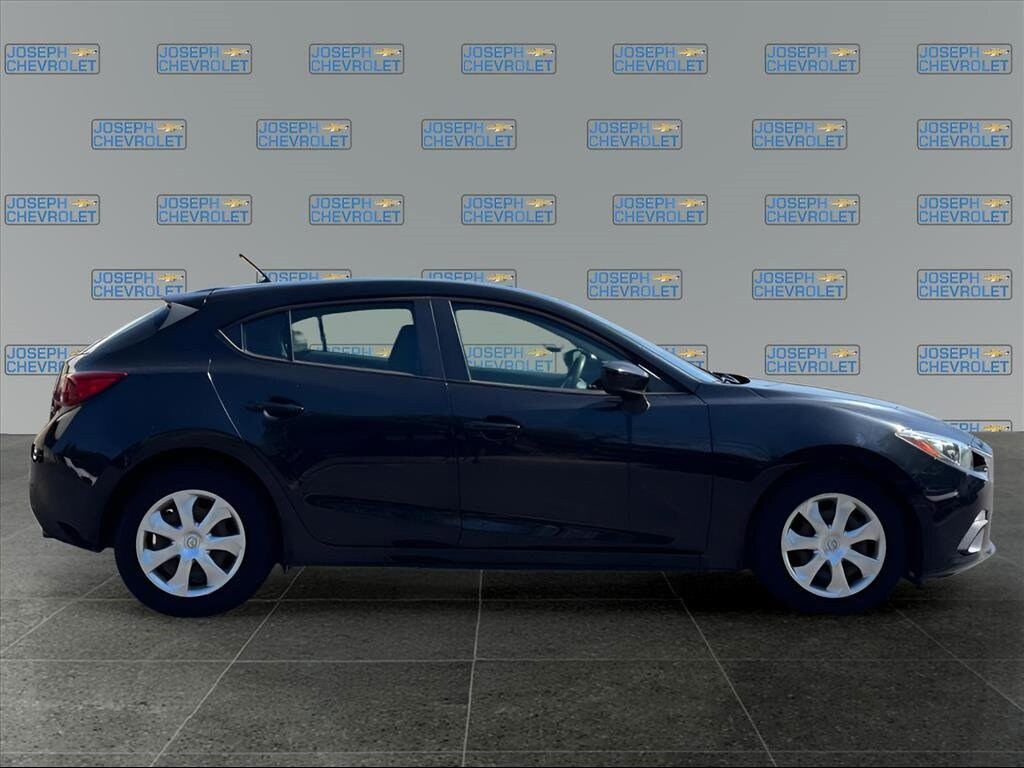 2016 Mazda Mazda3 i Sport Hatchback photo 3