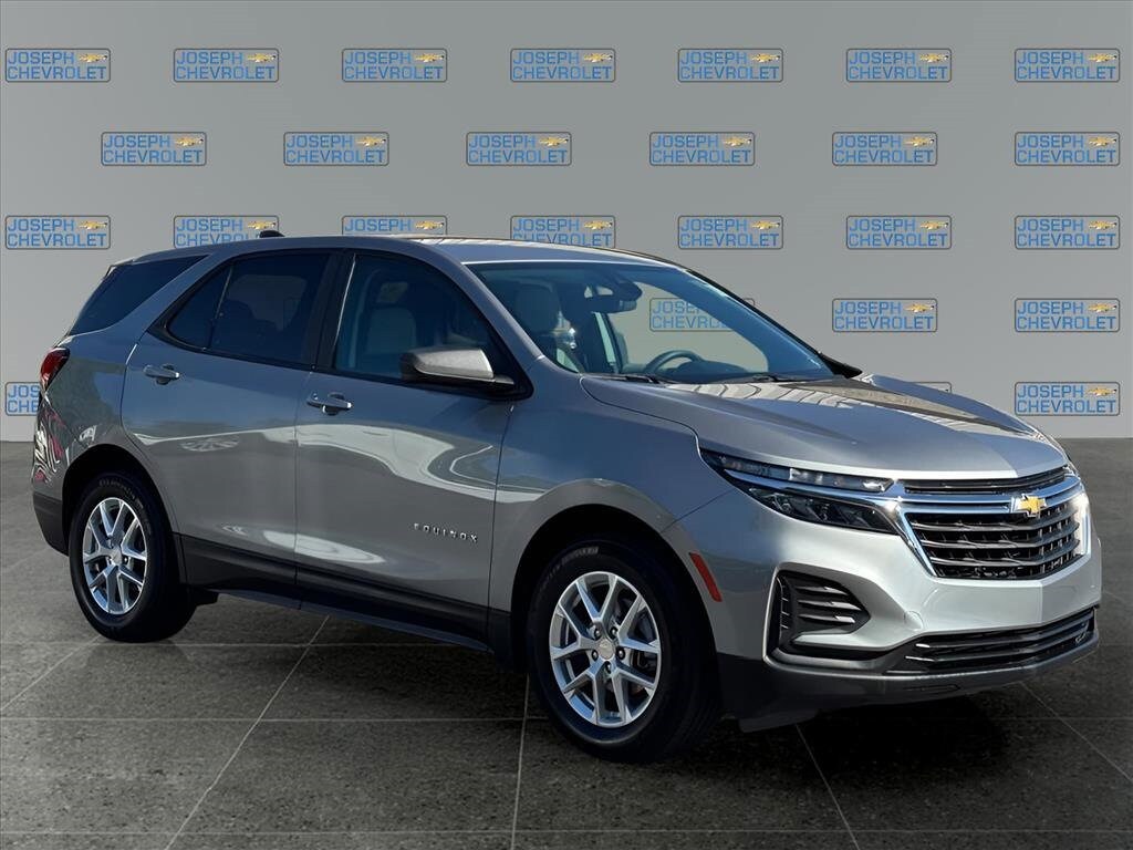 2023 Chevrolet Equinox LS photo 3