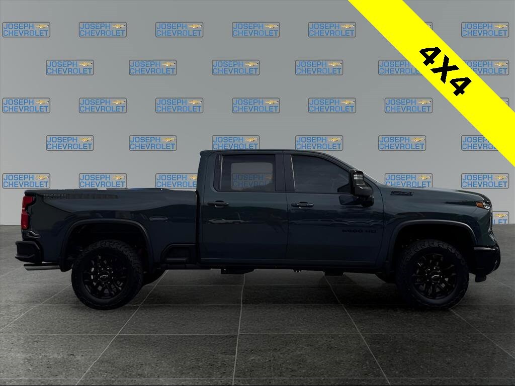 2025 Chevrolet Silverado 2500HD LT photo 2