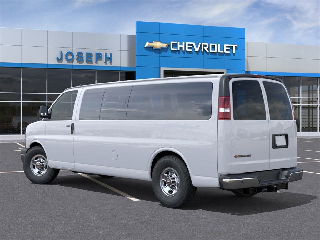 2025 Chevrolet Express 3500 LT Van photo 3