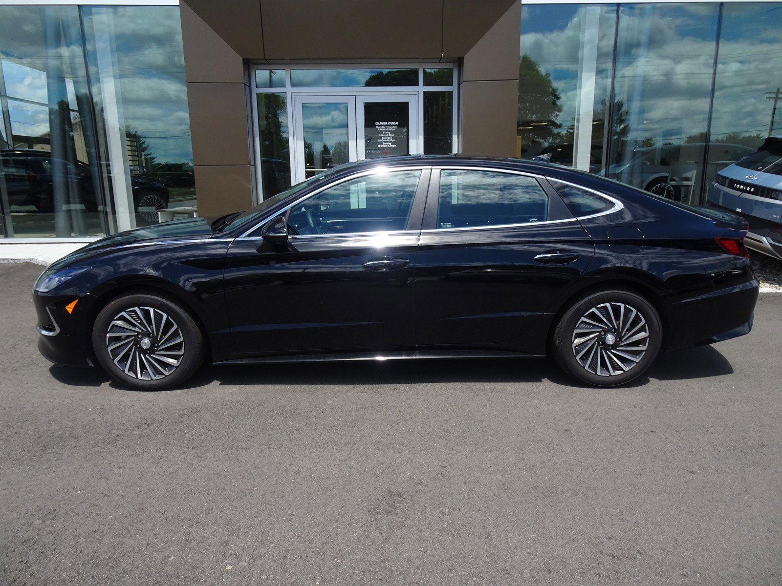 2023 Hyundai Sonata Hybrid Limited photo 2