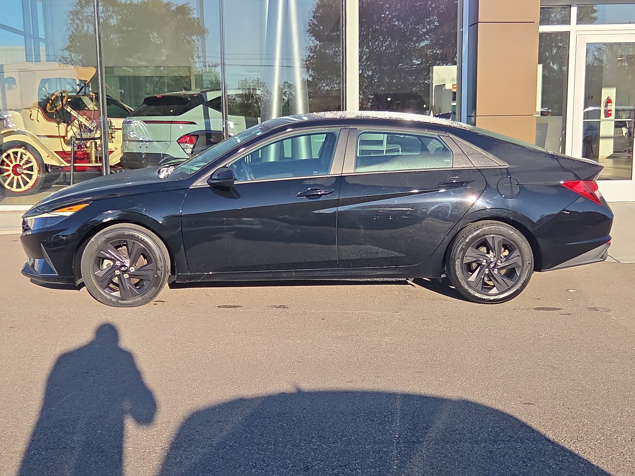 2022 Hyundai Elantra SEL photo 2