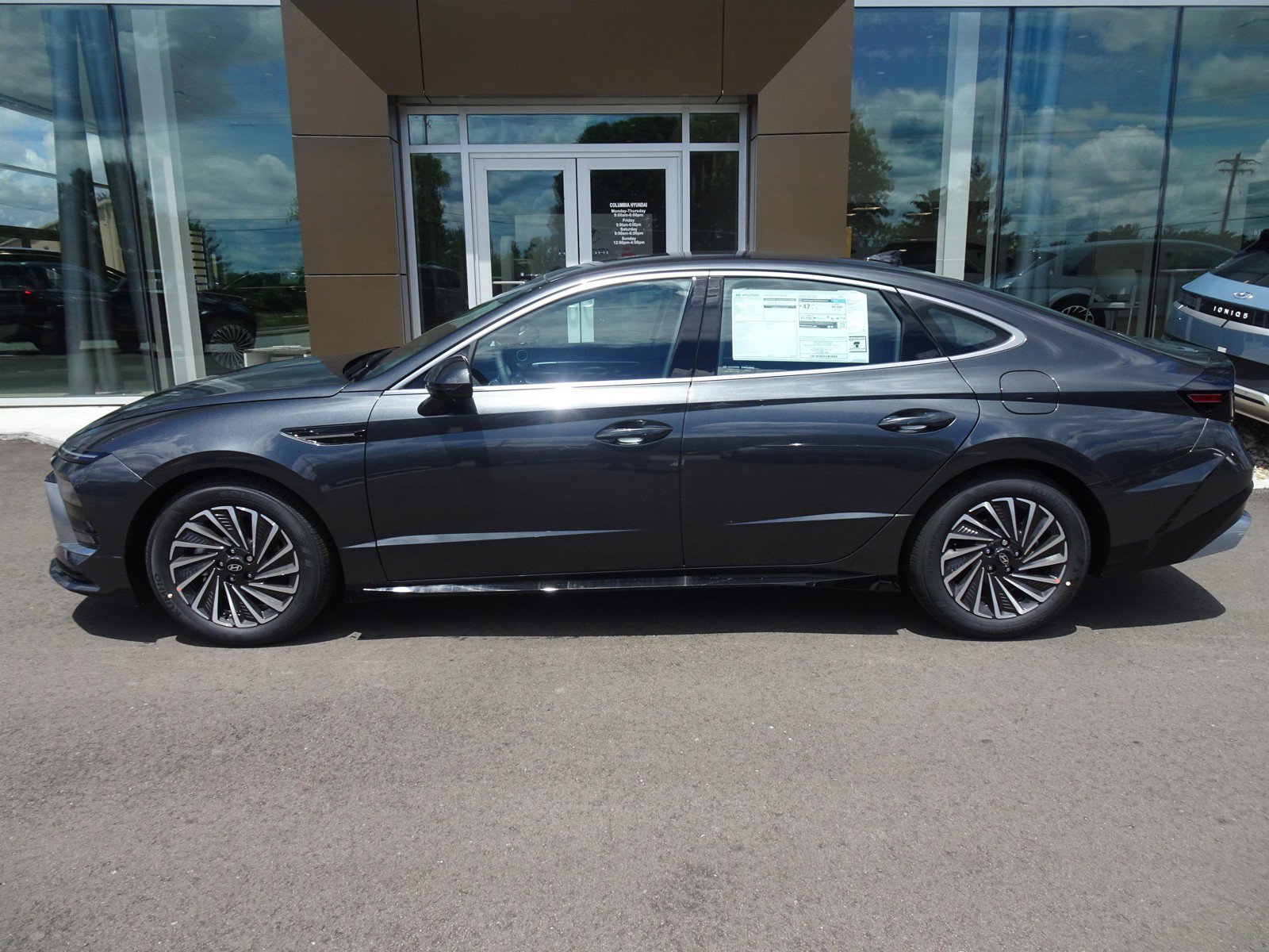 2024 Hyundai Sonata Hybrid SEL photo 2