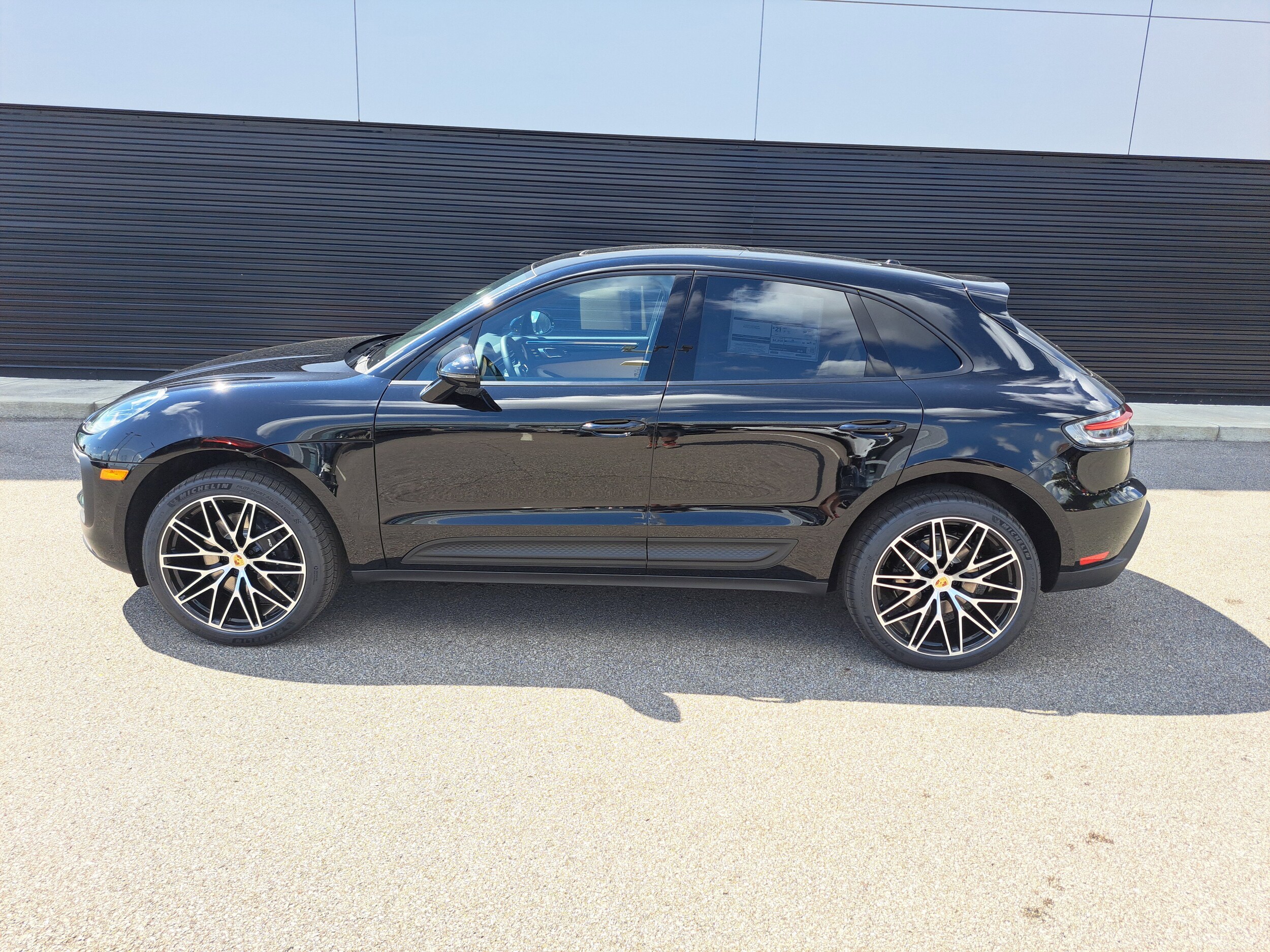 2026 Porsche Macan T photo 2