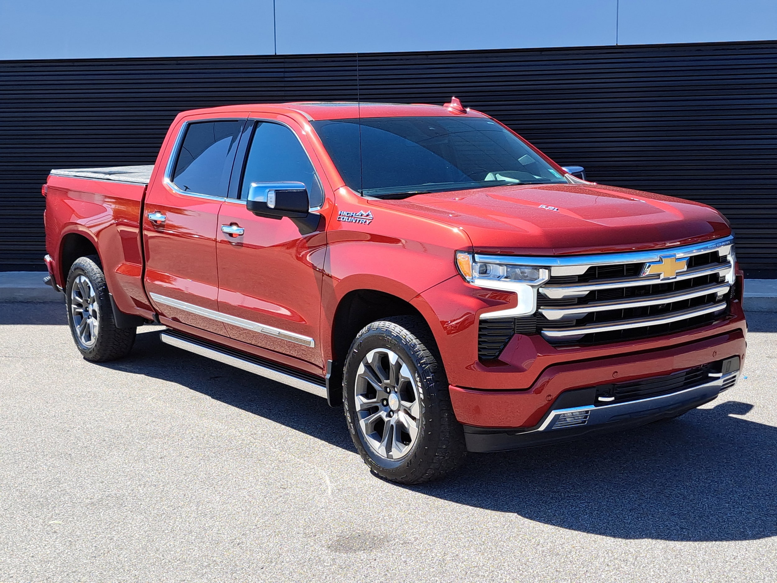Used 2022 Chevrolet Silverado 1500 High Country with VIN 1GCUDJEL1NZ517048 for sale in Cincinnati, OH