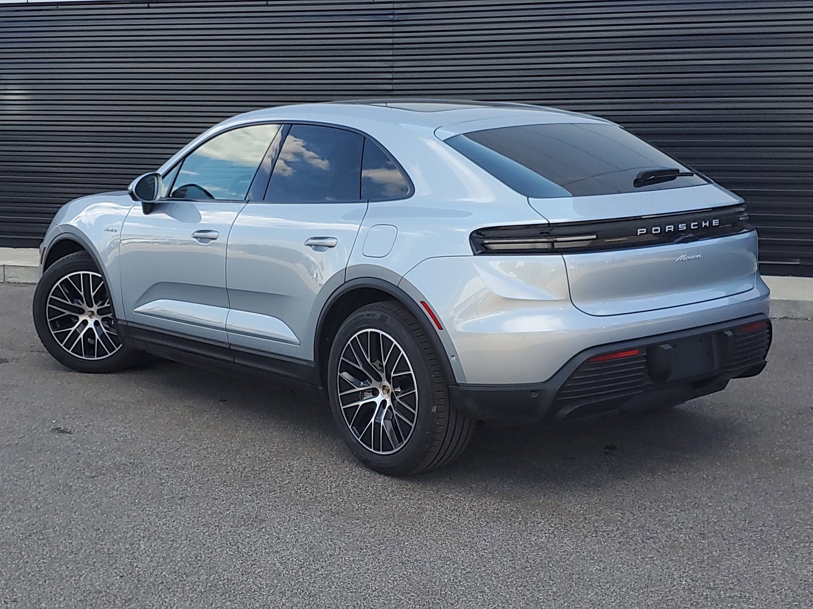 2025 Porsche Macan Electric photo 3