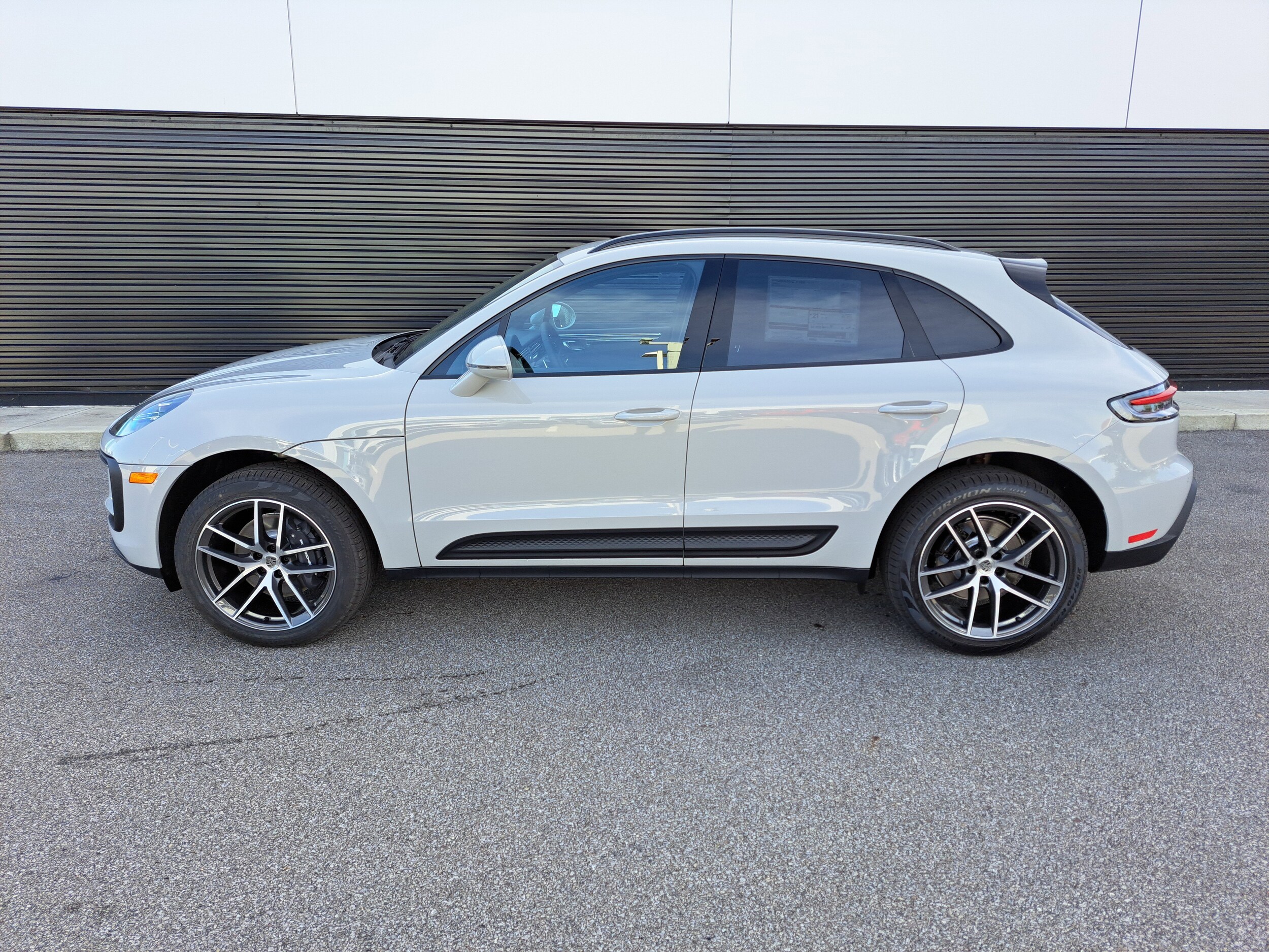 2026 Porsche Macan T photo 2