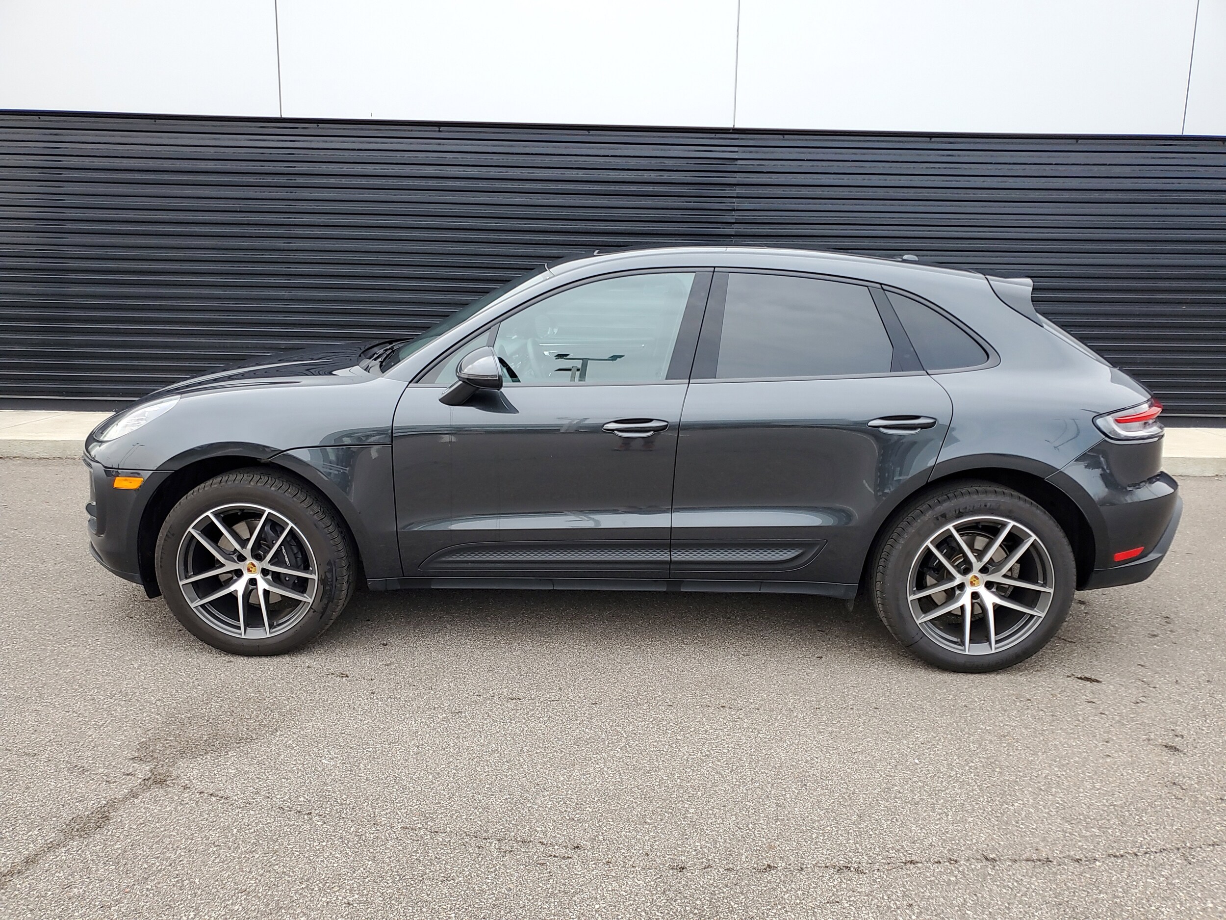 2025 Porsche Macan photo 2