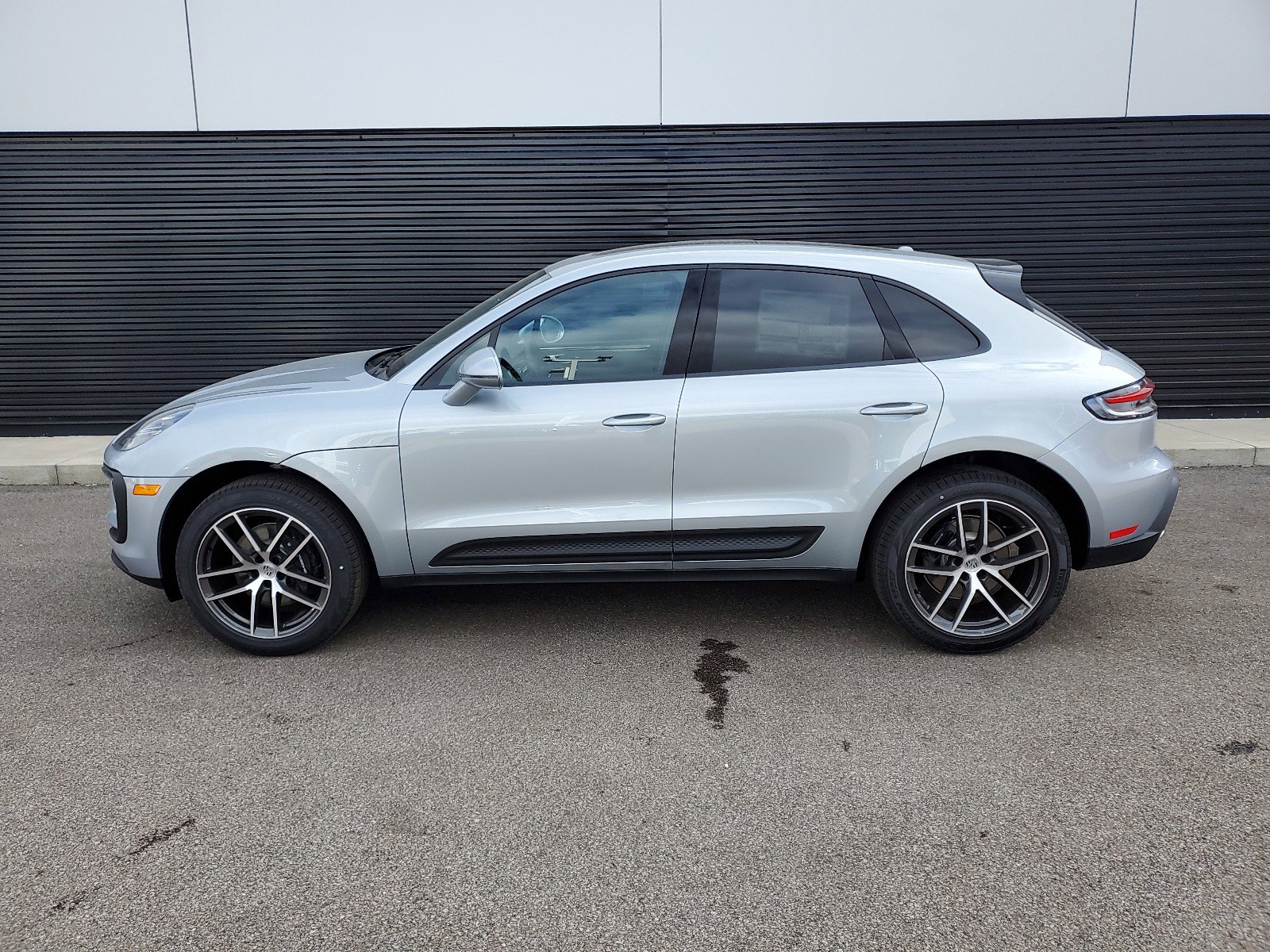 2025 Porsche Macan photo 2