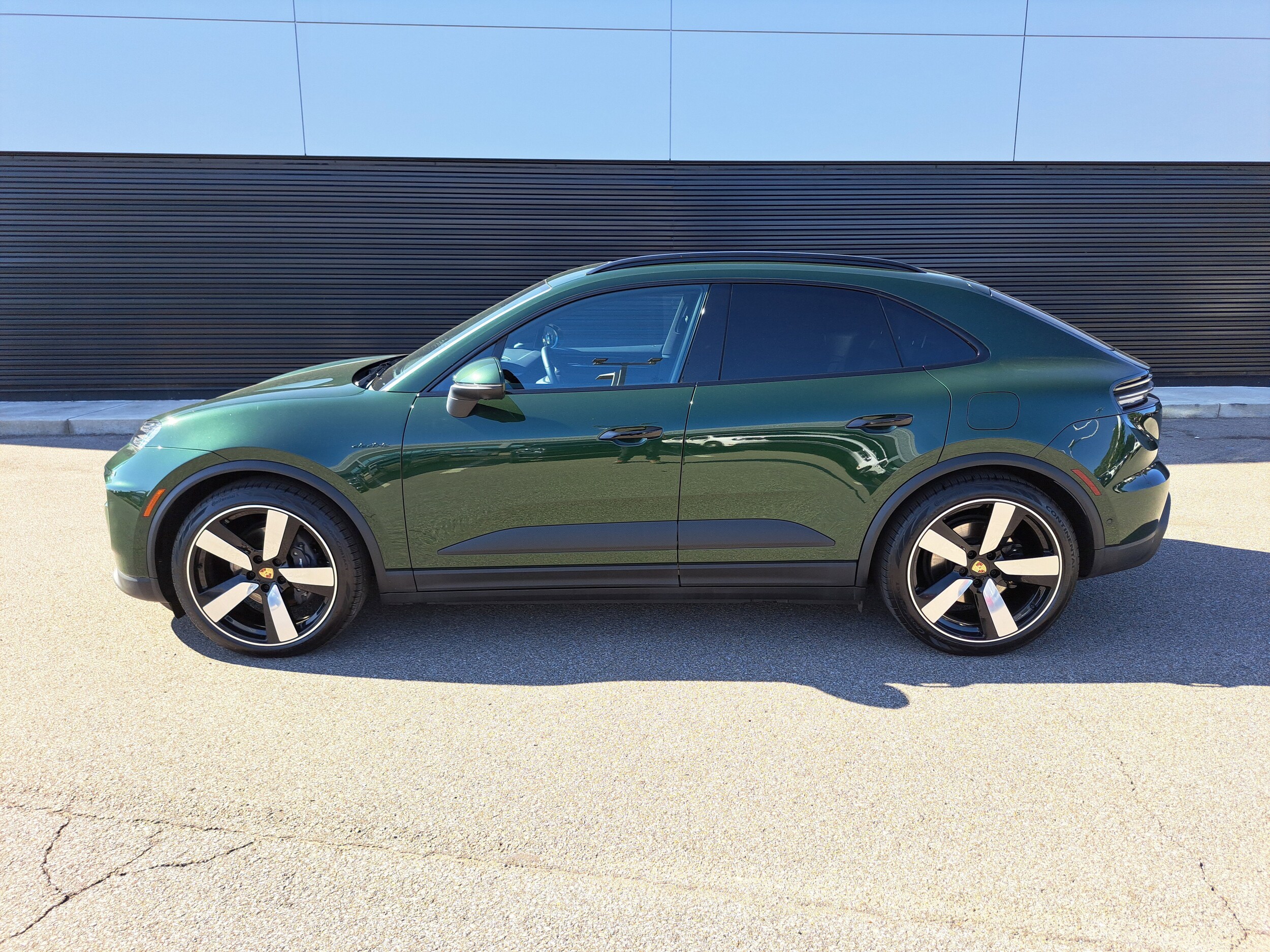 2025 Porsche Macan Electric 4 photo 2