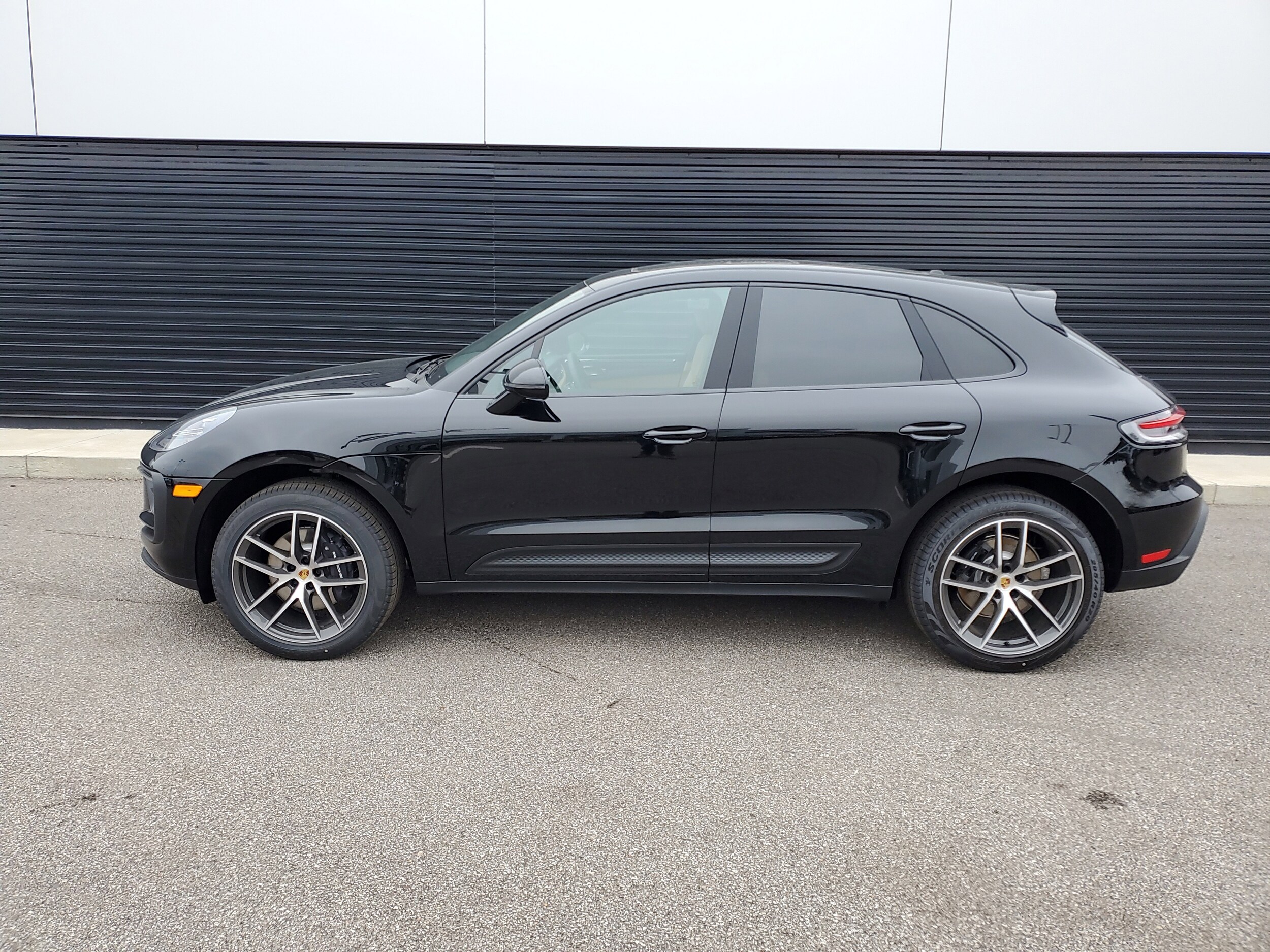 2025 Porsche Macan T photo 2
