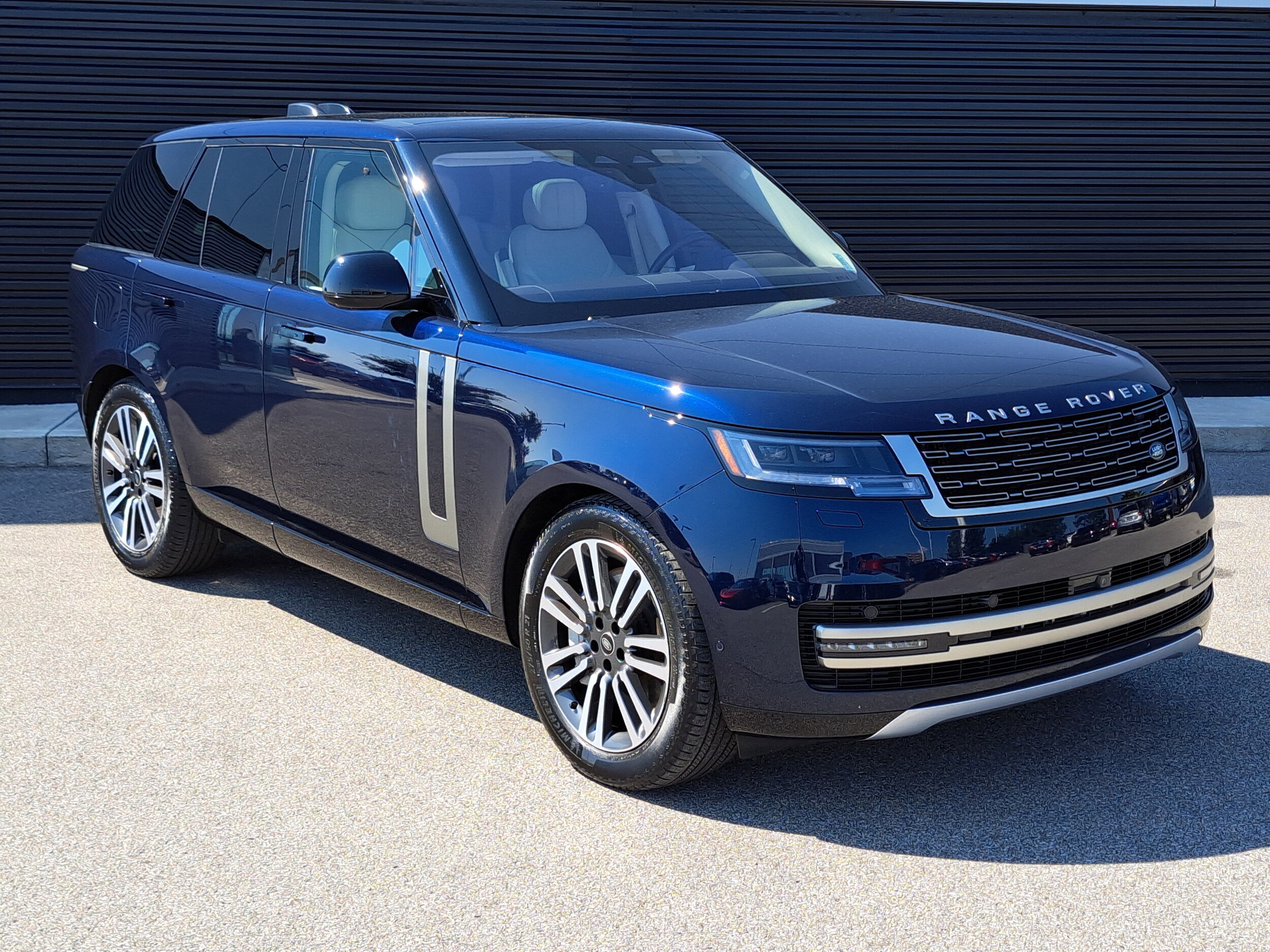 2023 Land Rover Range Rover SE photo 2