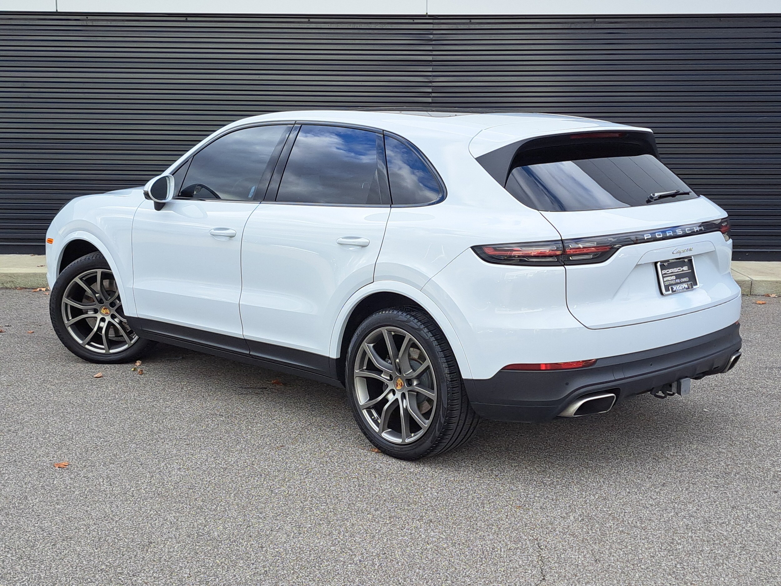 2022 Porsche Cayenne Base photo 3