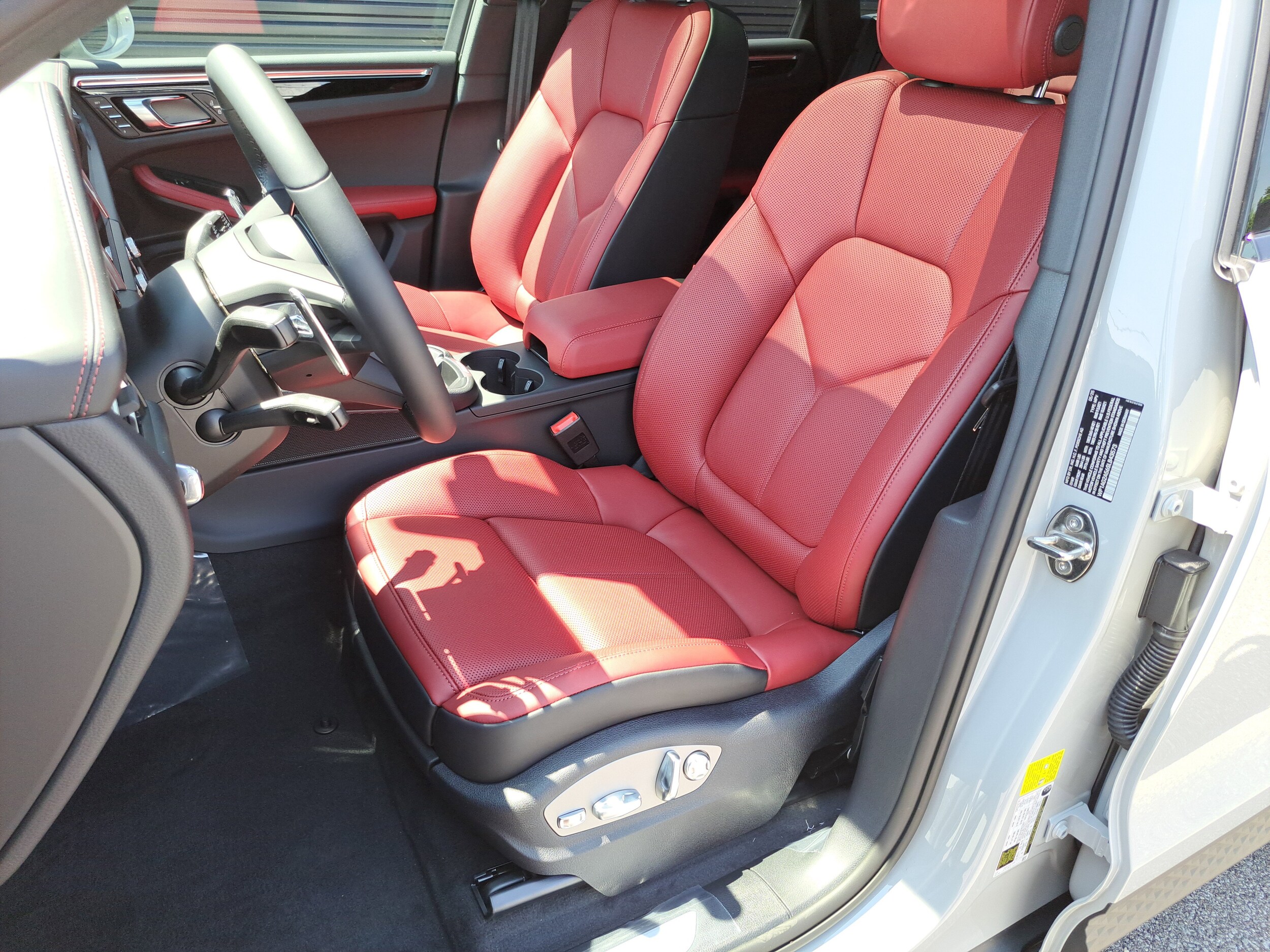 2025 Porsche Macan S photo 4