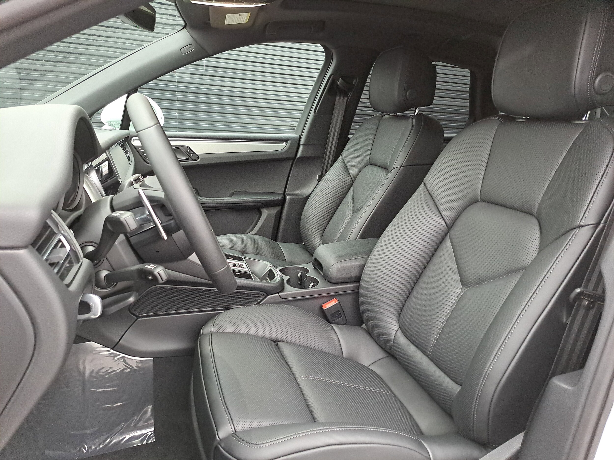 2026 Porsche Macan T photo 4