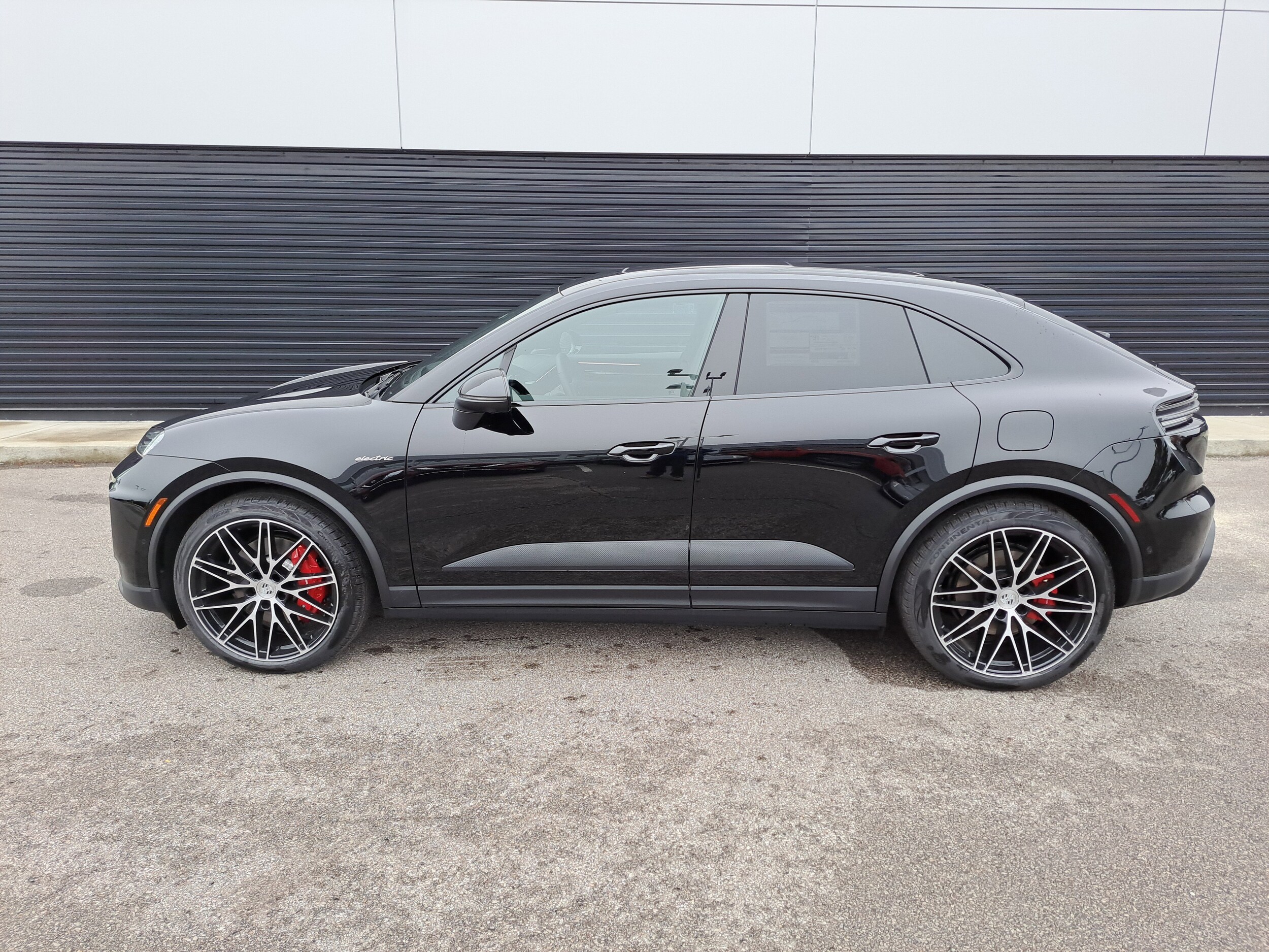 2025 Porsche Macan Electric photo 2