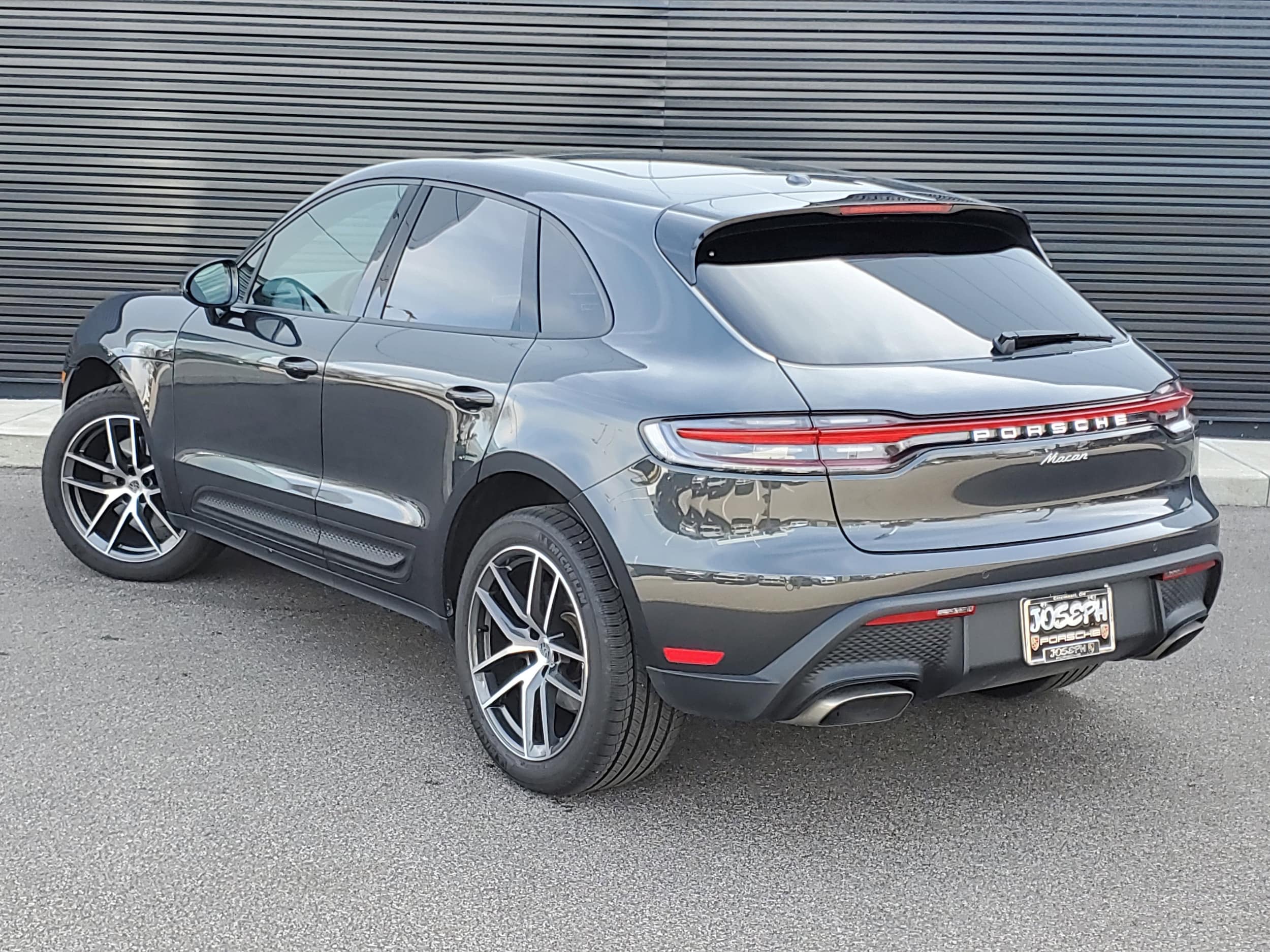 2025 Porsche Macan photo 3