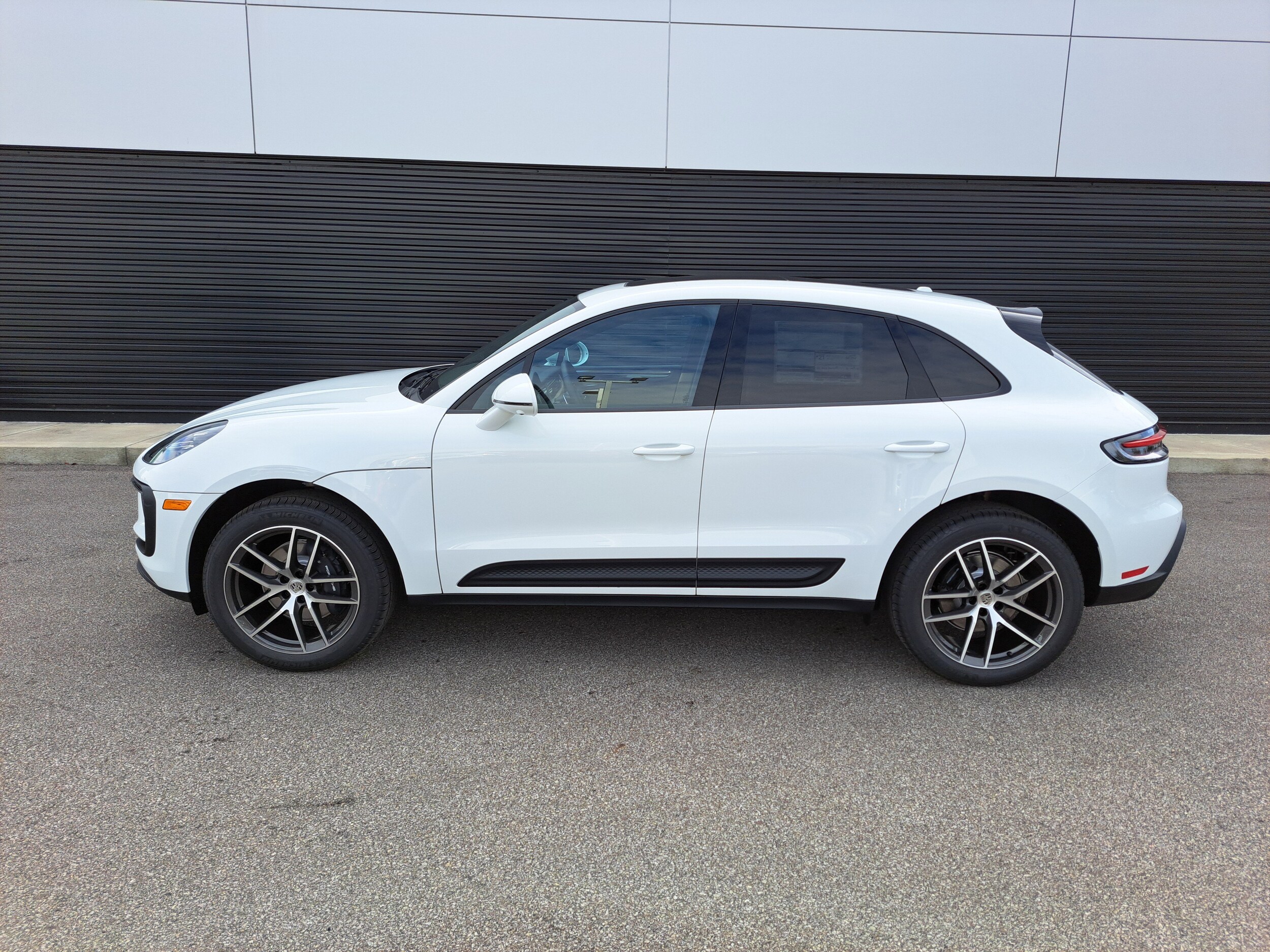 2026 Porsche Macan T photo 2