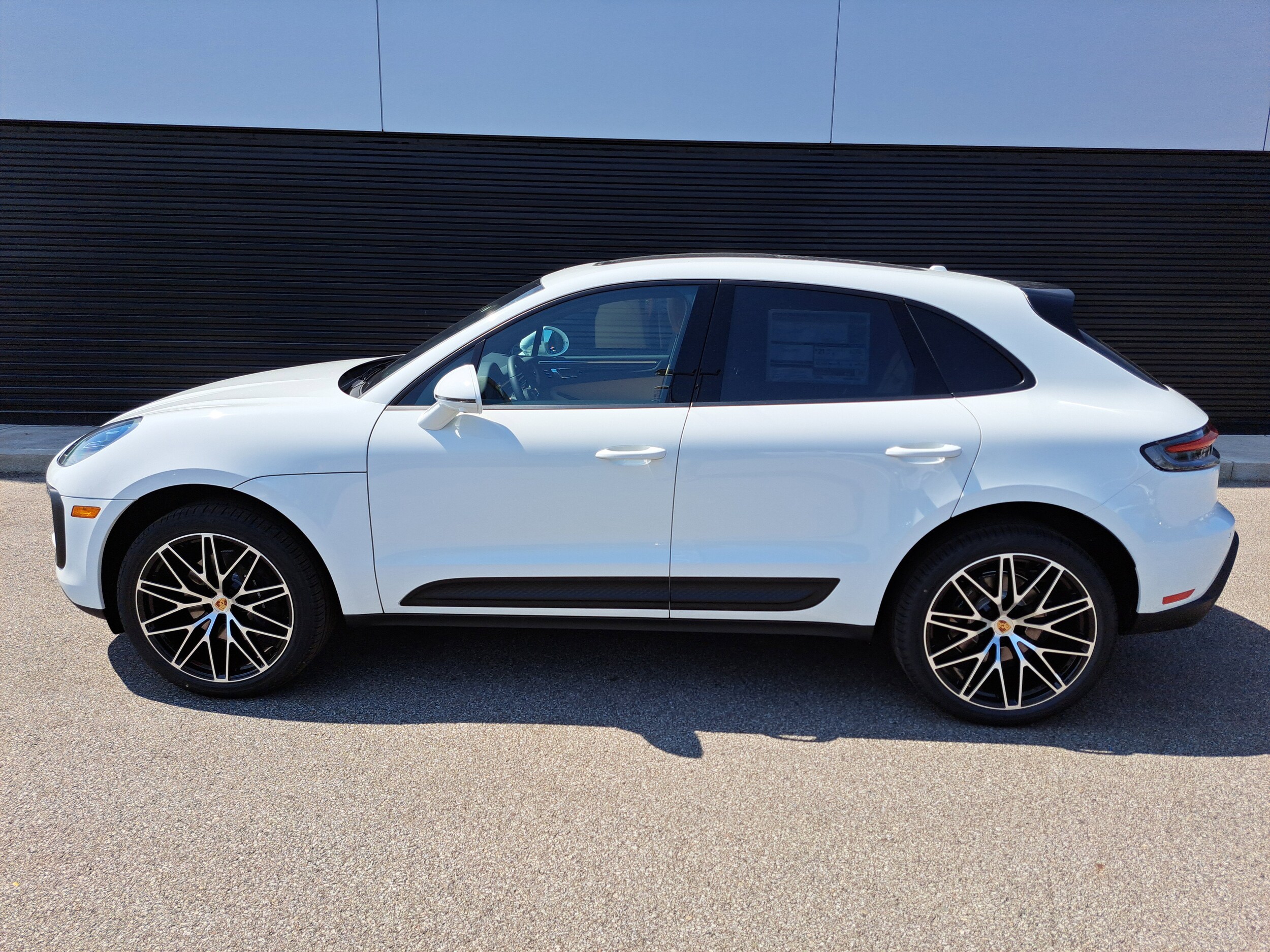 2025 Porsche Macan T photo 2