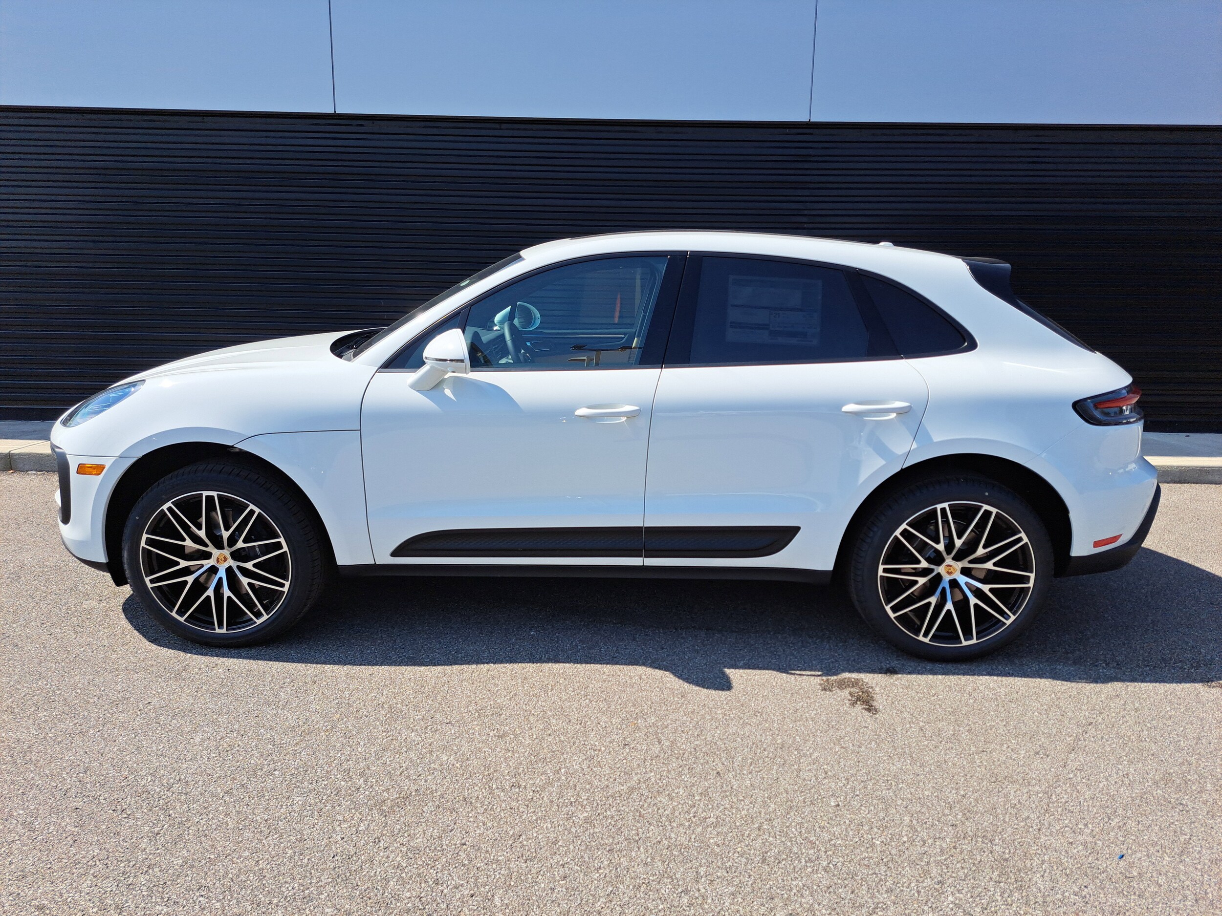 2025 Porsche Macan T photo 2