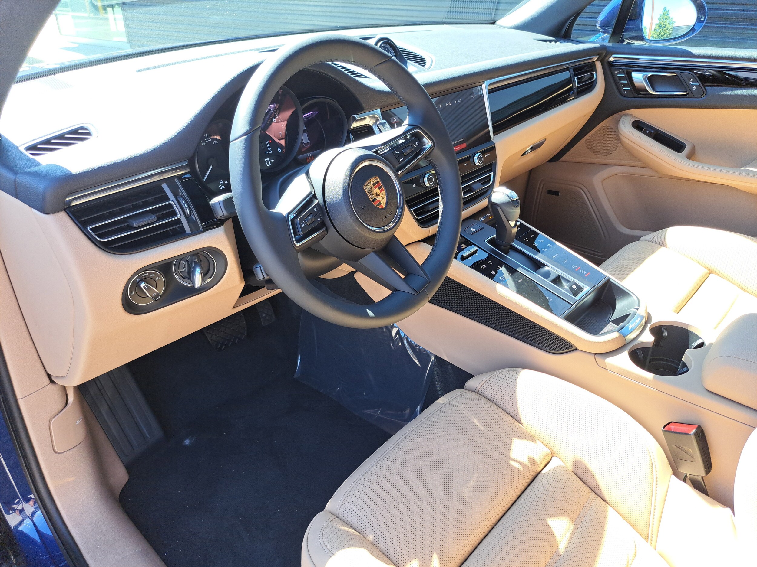 2025 Porsche Macan T photo 4