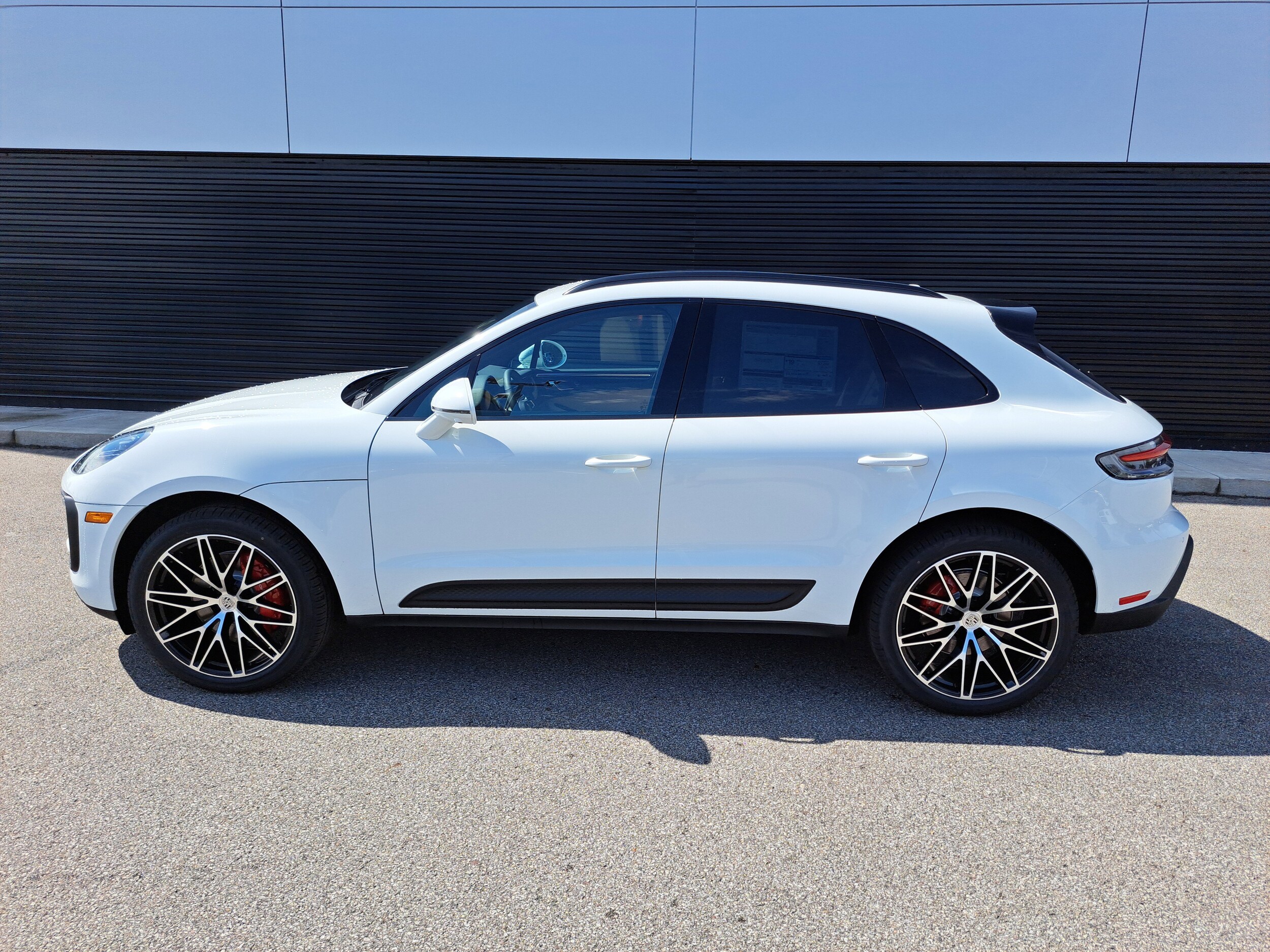 2025 Porsche Macan S photo 2