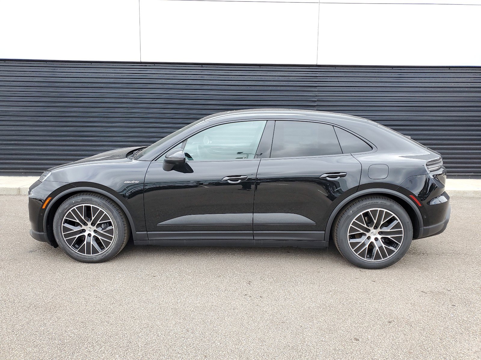 Used 2025 Porsche Macan Base with VIN WP1AA2XA1SL000257 for sale in Cincinnati, OH