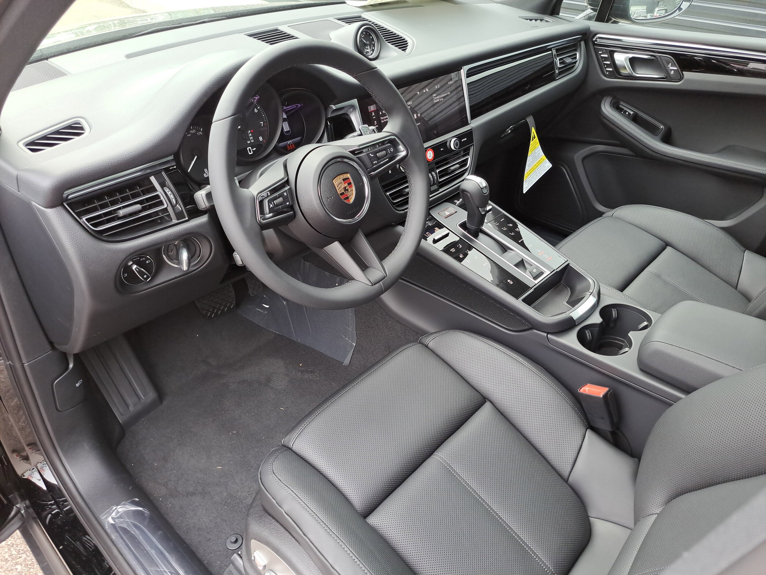 2025 Porsche Macan T photo 3
