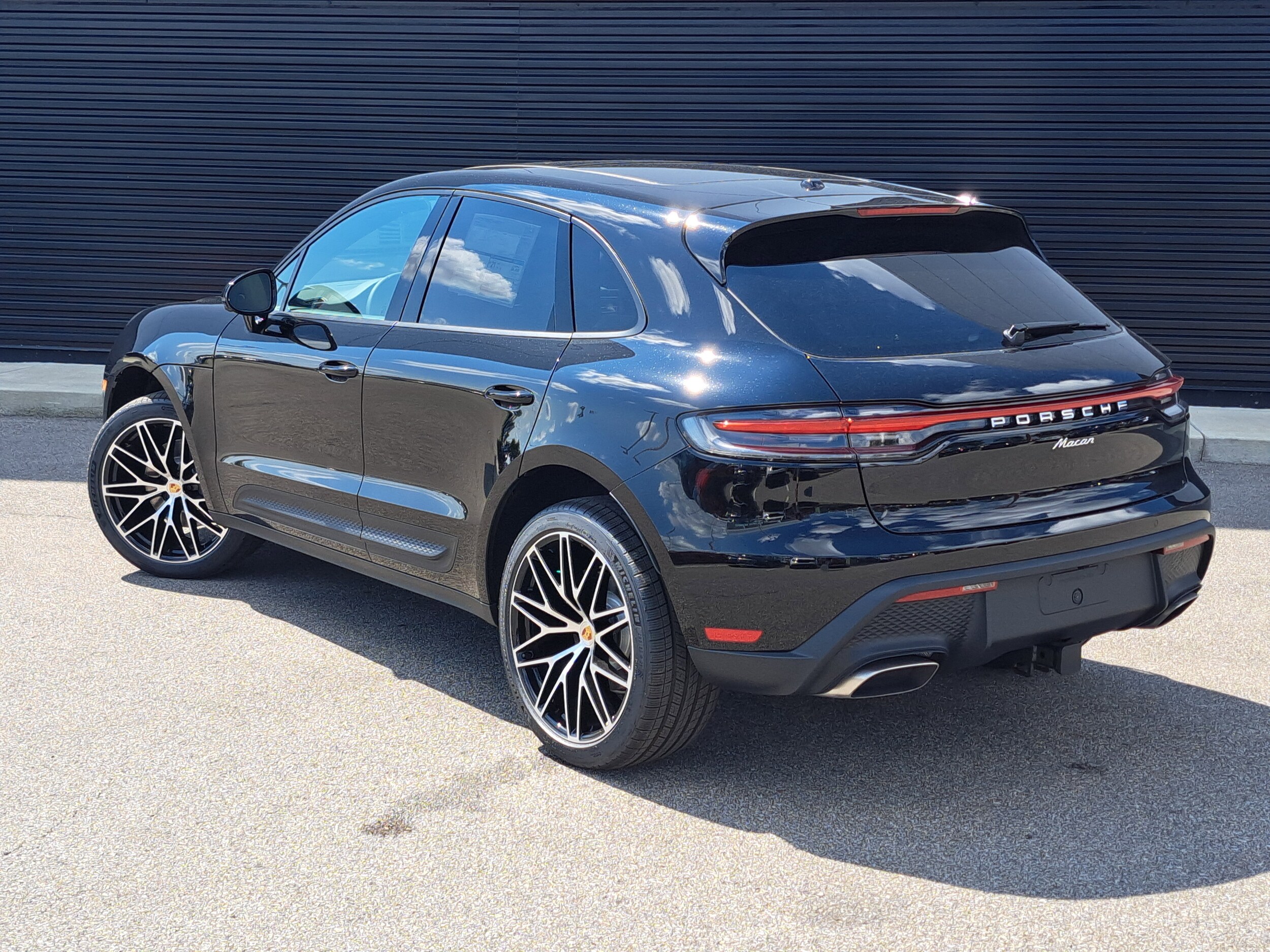 2026 Porsche Macan T photo 3