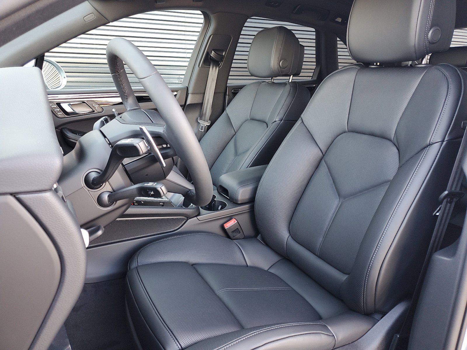 2025 Porsche Macan photo 4