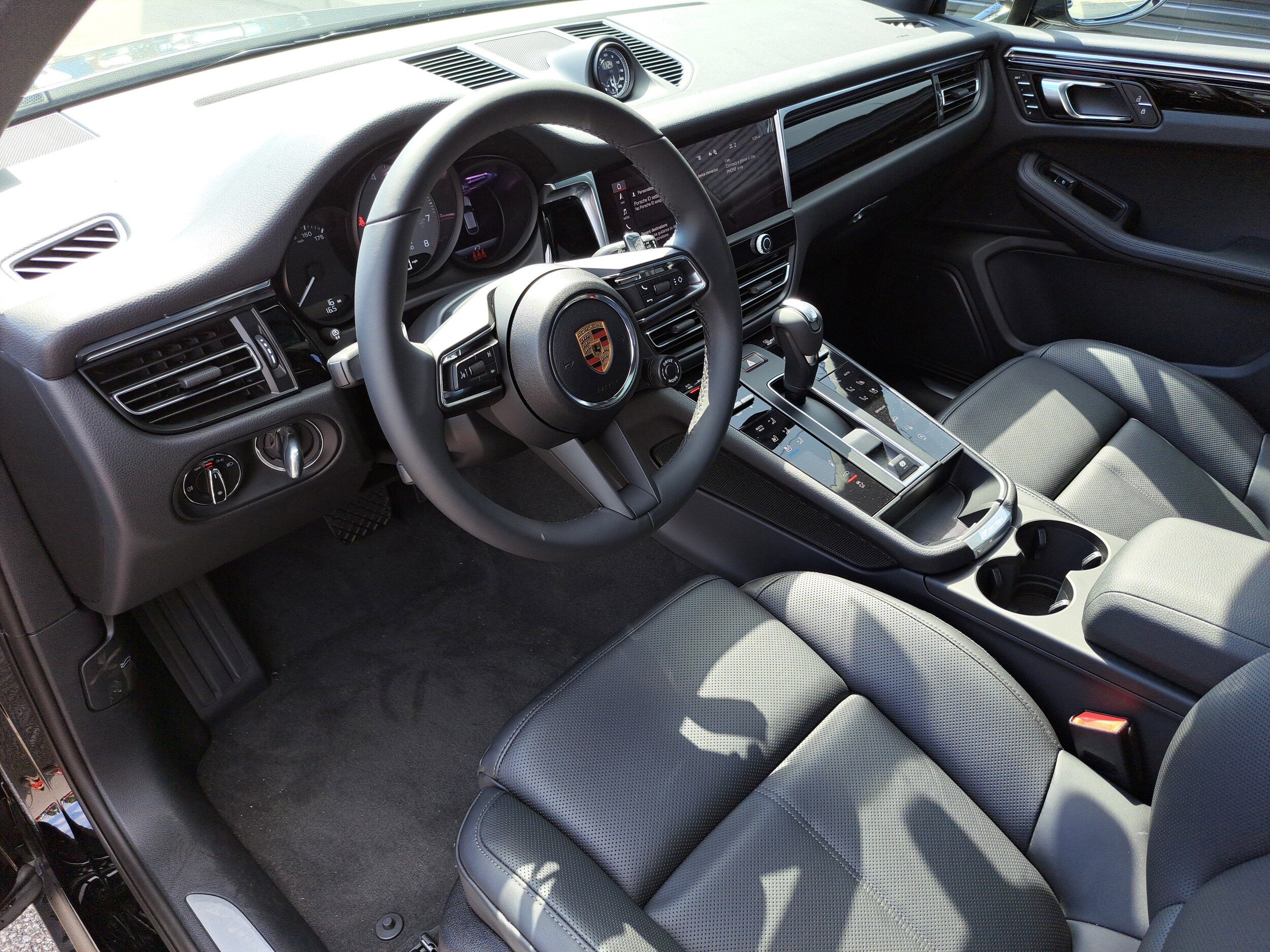 2025 Porsche Macan S photo 4