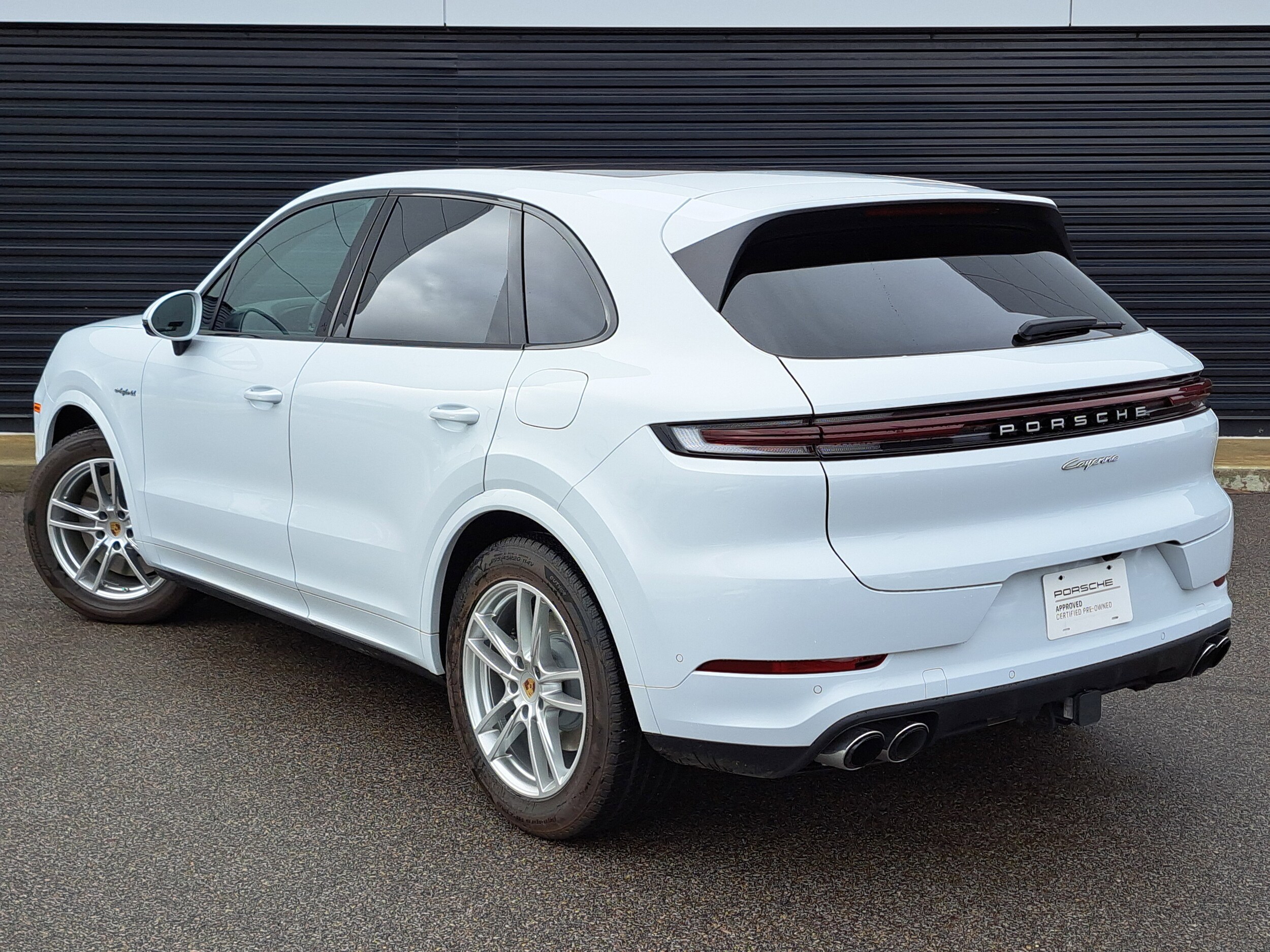 2024 Porsche Cayenne E-Hybrid photo 3