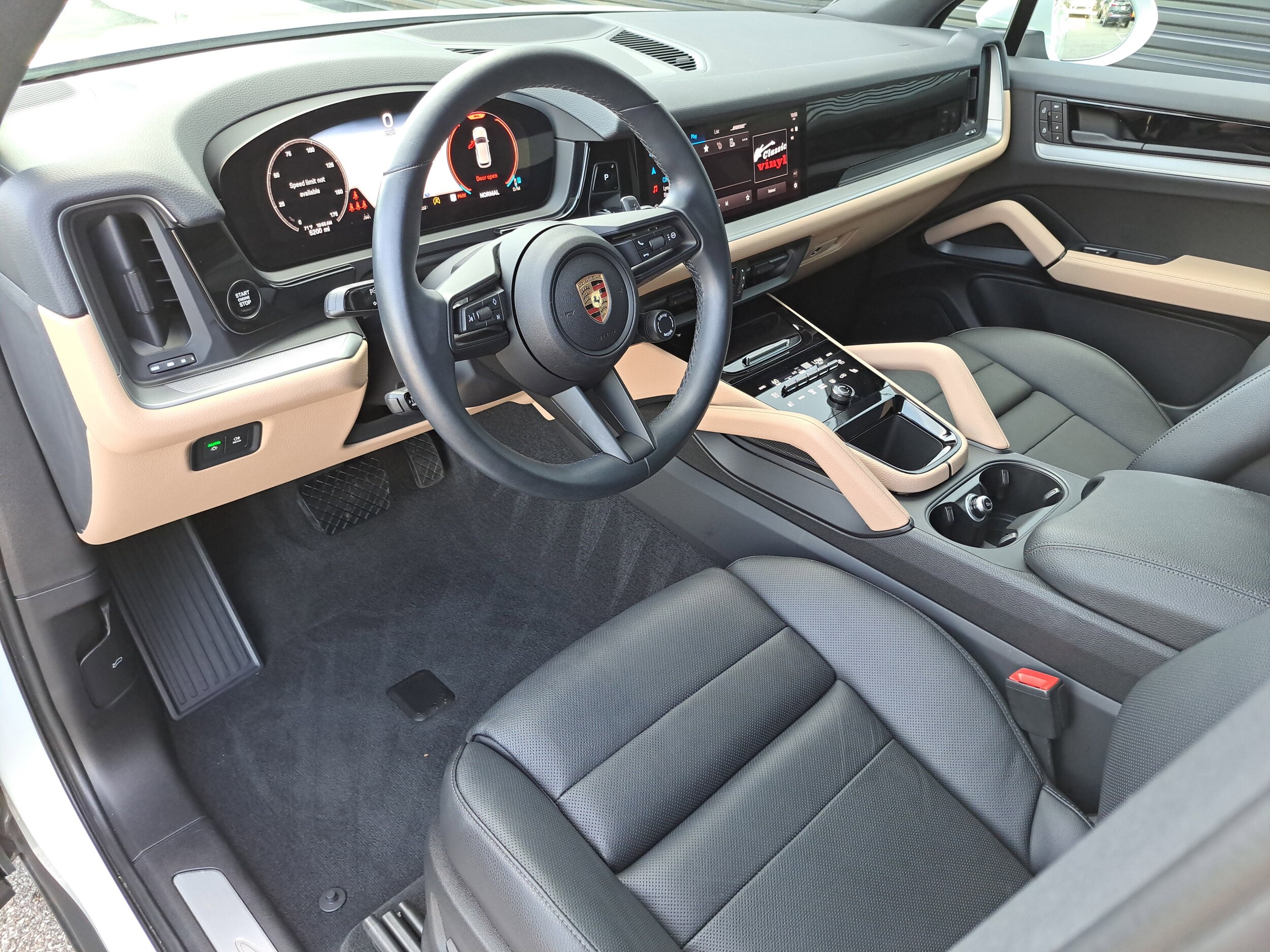 2024 Porsche Cayenne photo 2