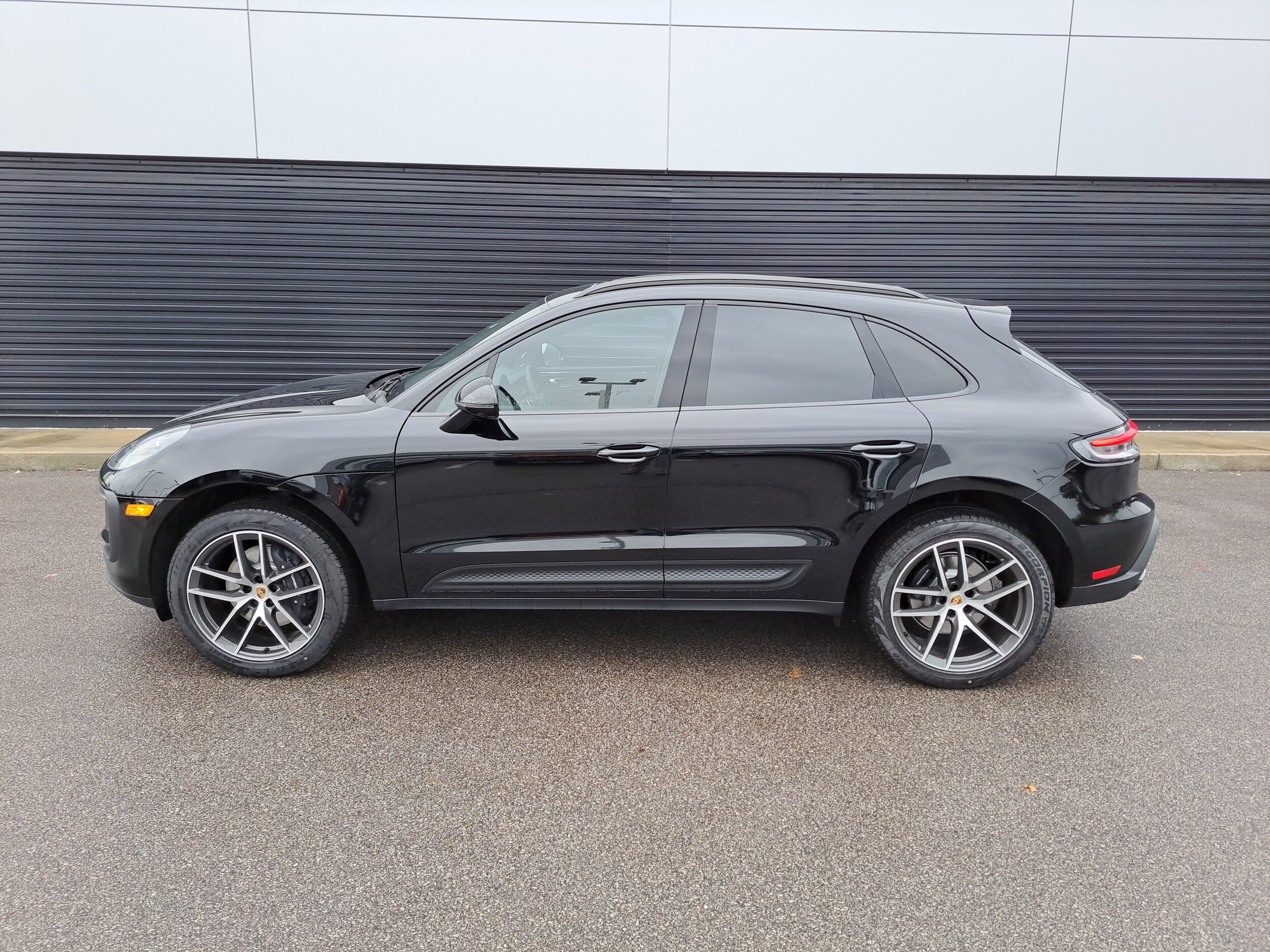 2026 Porsche Macan T photo 2