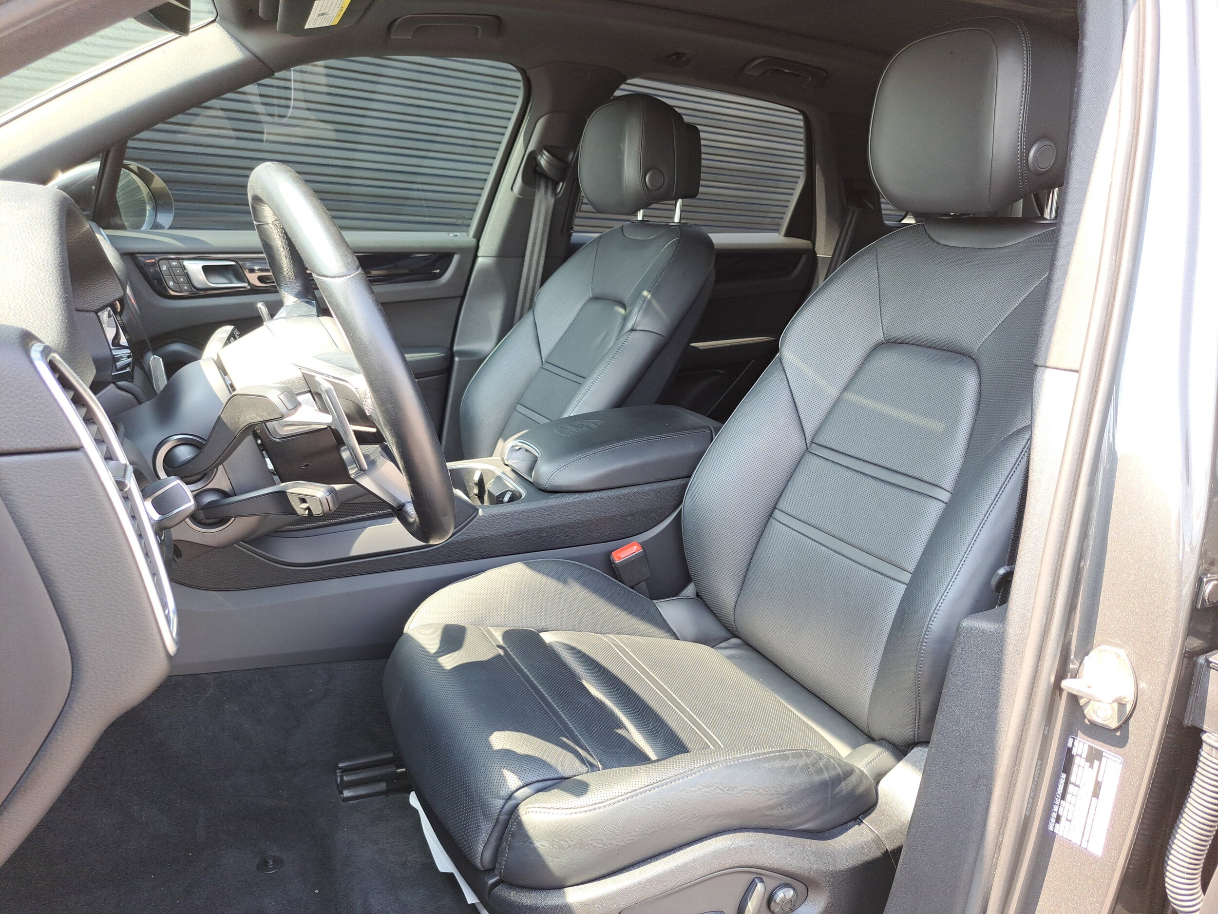 2023 Porsche Cayenne Platinum Edition photo 4