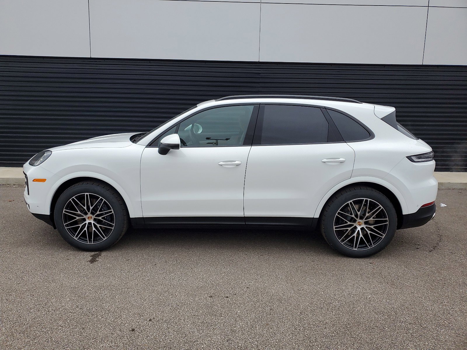 2025 Porsche Cayenne photo 2