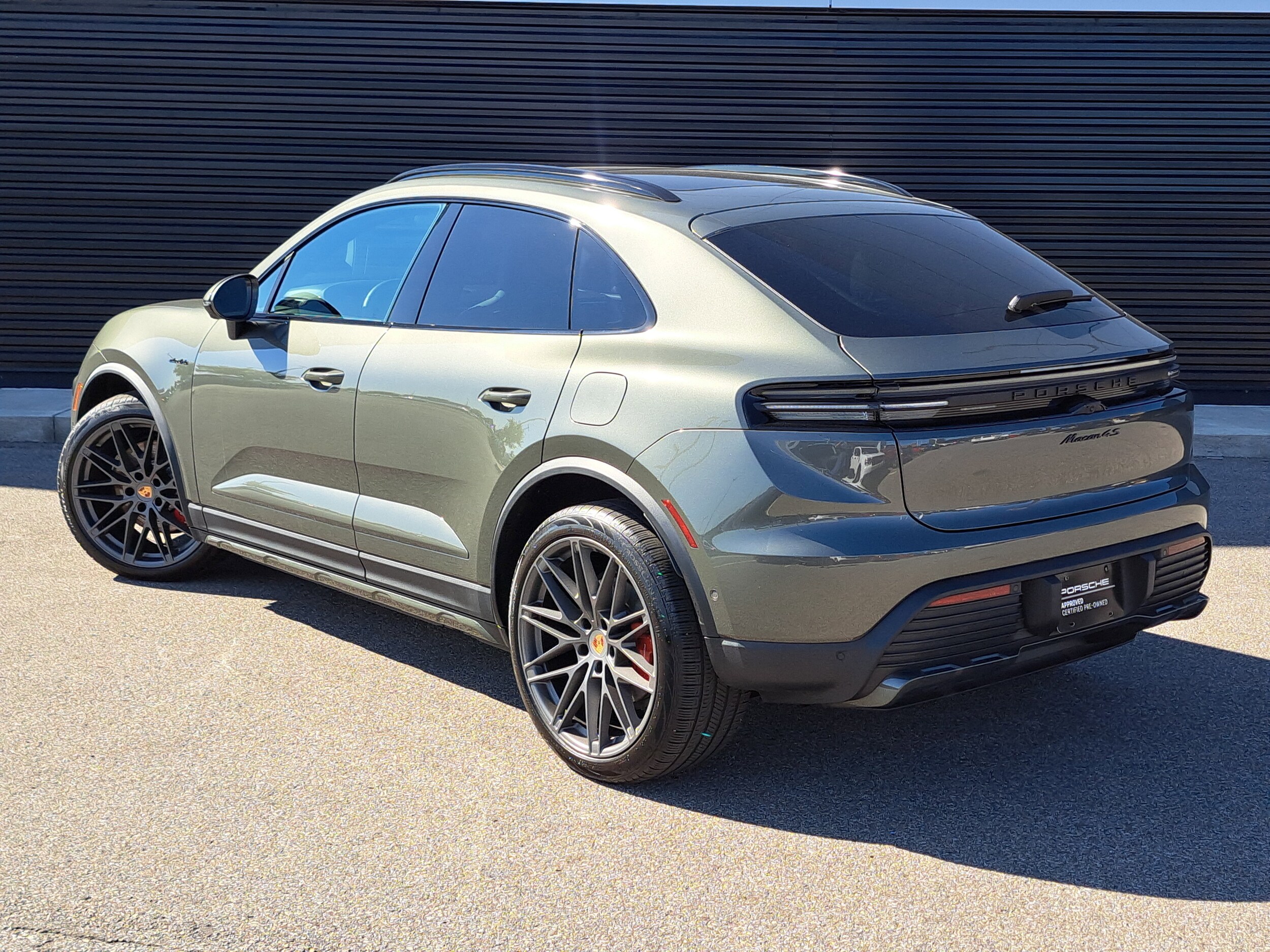 2025 Porsche Macan Electric photo 3