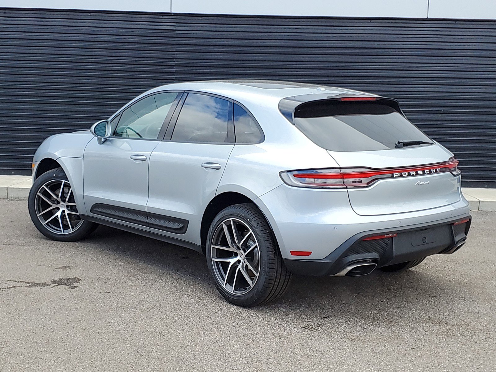 2025 Porsche Macan photo 3