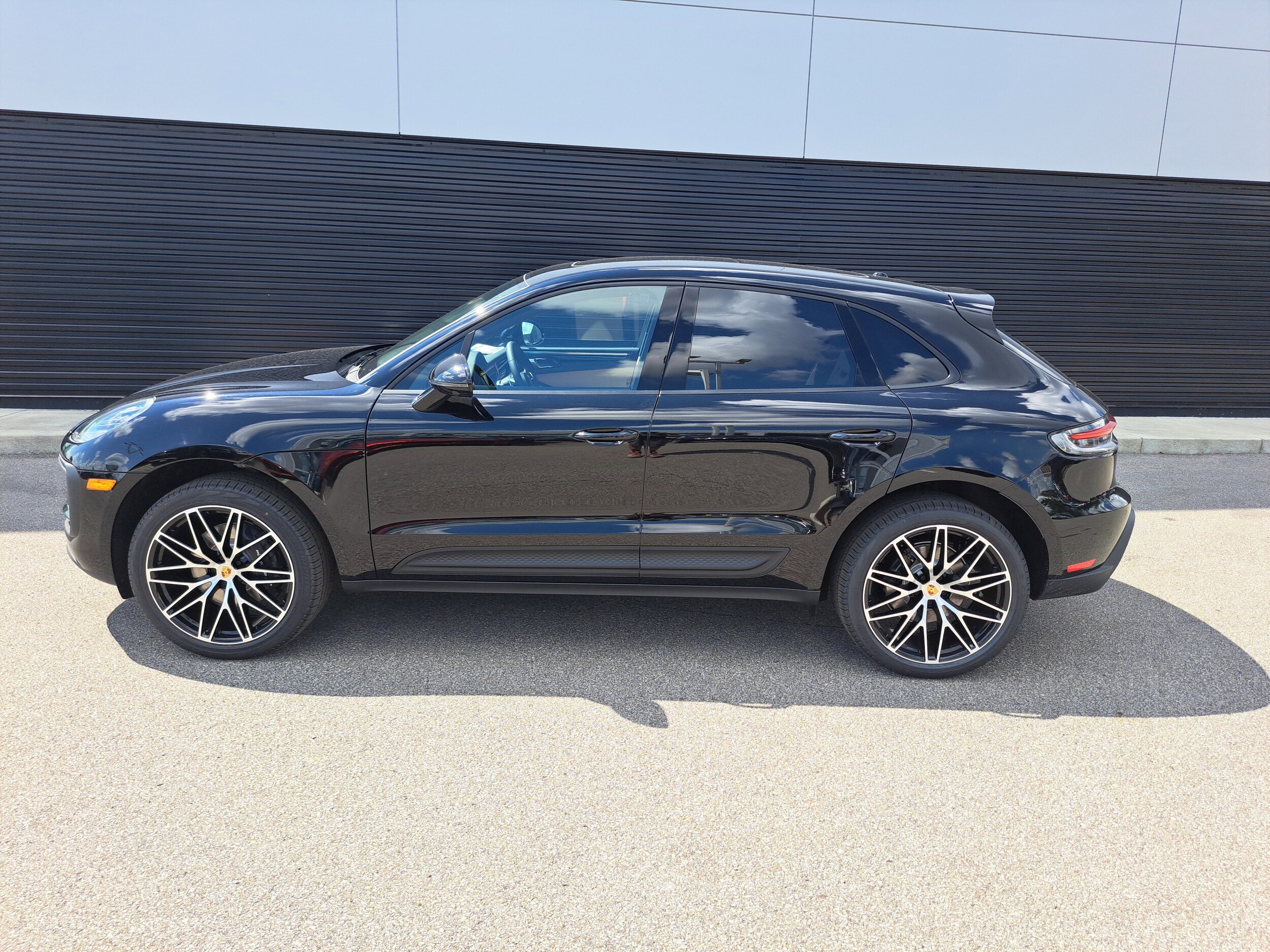 2026 Porsche Macan T photo 2