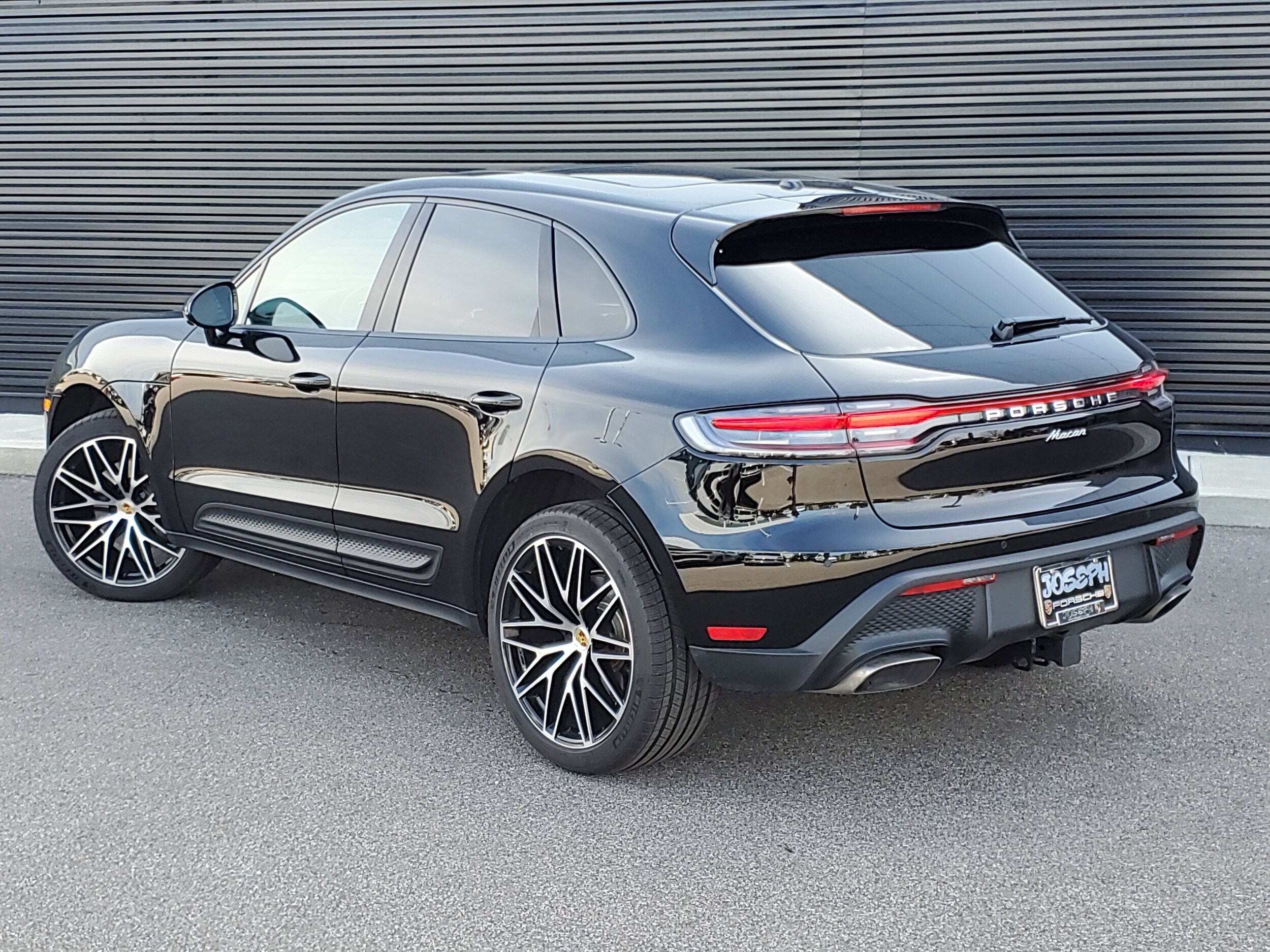 2025 Porsche Macan photo 3