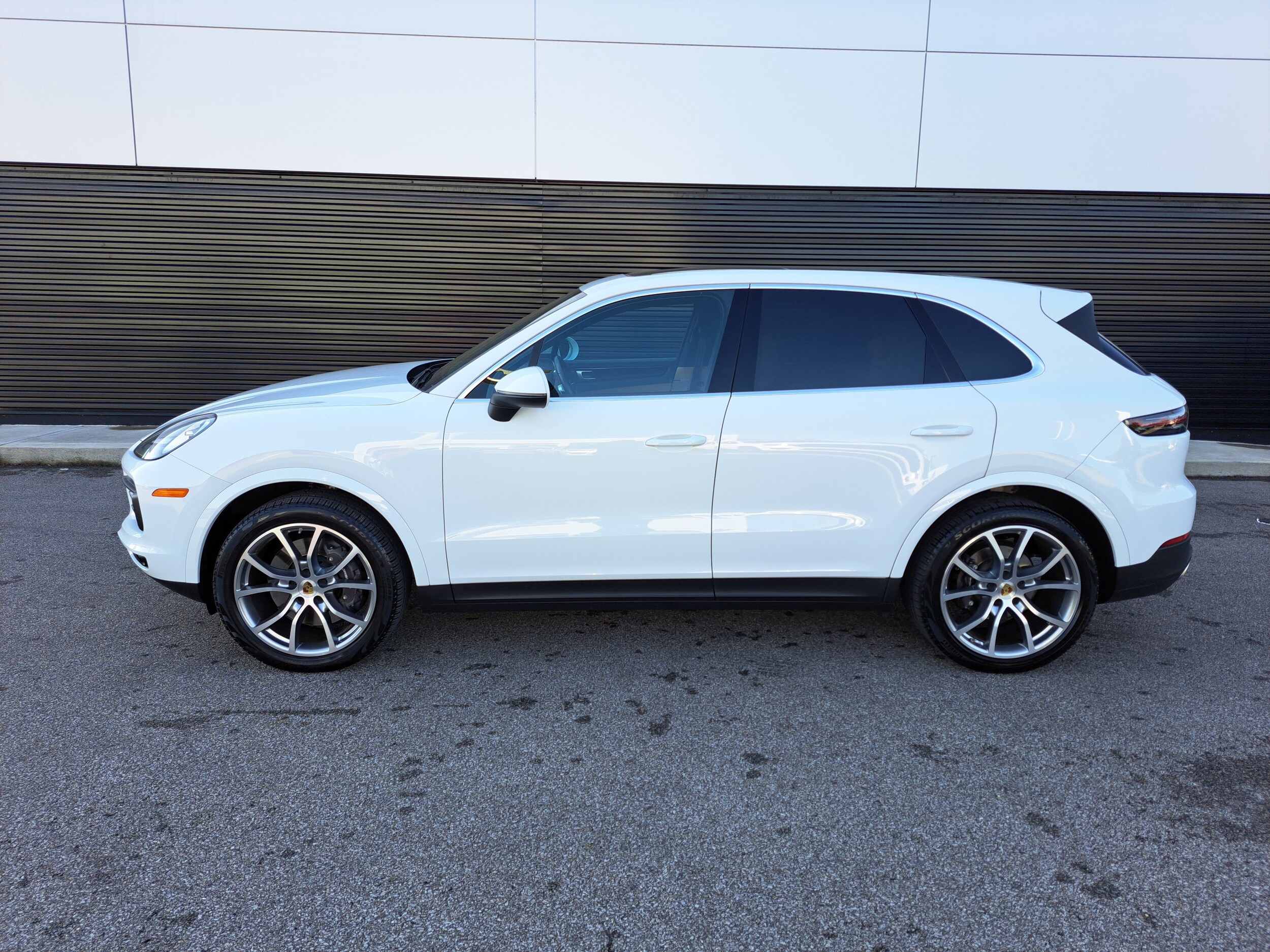 2023 Porsche Cayenne Platinum Edition photo 2