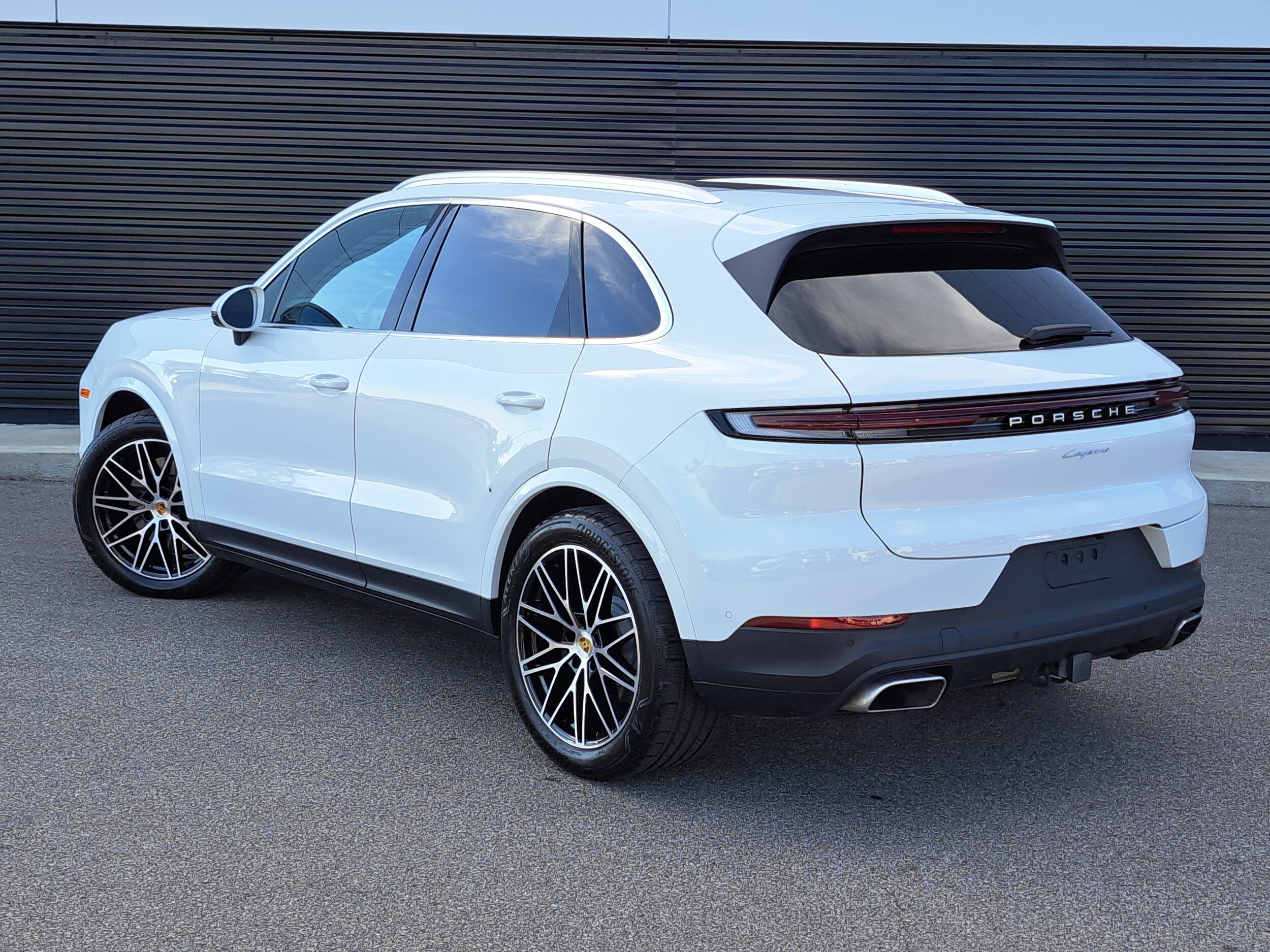 2024 Porsche Cayenne photo 2