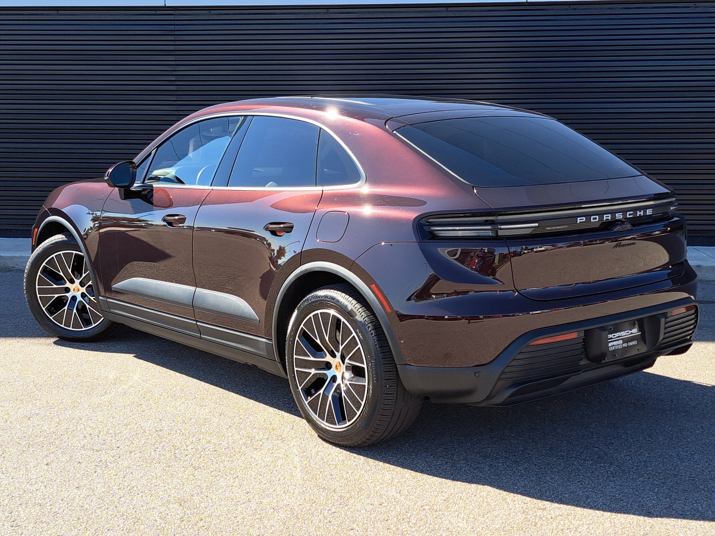 2025 Porsche Macan Electric photo 3